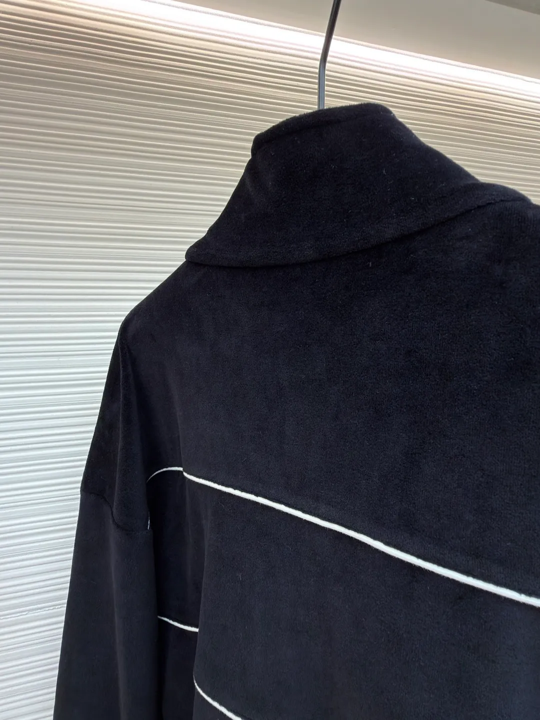 CELINE velvet letter jacket ●Original version: purchased and developed for 13,000 ●Item number: 1681425-B25 ●Fabric: velvet fabric ●Technology: Pressed production ●Version: fitted version ●Weight: about 665 grams ●Size: XS-S-M-L ●Description: The fabric is made of 80% cotton + 20% polyester blended plain fabric. The AB color swatch is printed according to the Y version, and the bulk fabric is ordered and dyed. The loops on the surface of the fabric are raised using a 24-pipe napping machine. After raising, the nap is suctioned and sheared, just like the Y version. The pile height is 0.3cm. The pile components are all 100% cotton yarn. It is breathable and anti-static. It is different from the low-end versions of polyester fleece fabrics in the market. The front panel is embroidered with Tajima embroidery machine imported from Japan. The cotton mercerized thread is embroidered in multiple layers to embroider three-dimensional small chapter flowers. The bottom The surface is equipped with TPU film, which is manually positioned and pressed on the cut piece using a constant-temperature embossing machine. It is matched with 50s double-ply cotton plain weave pocket fabric. A small pendant with double C snap hardware is hung on the zipper. The entire stop is flat-carved with contrasting color extrusion strips, and all seams are small three-line and two-point seams. The overall wiring is straight and delicate, the fabric is comfortable and soft, and the color is consistent without color difference. It can be matched with the same style to create a fashionable look and control various occasions. Customized accessories, complete with three standards, same style for men and women!