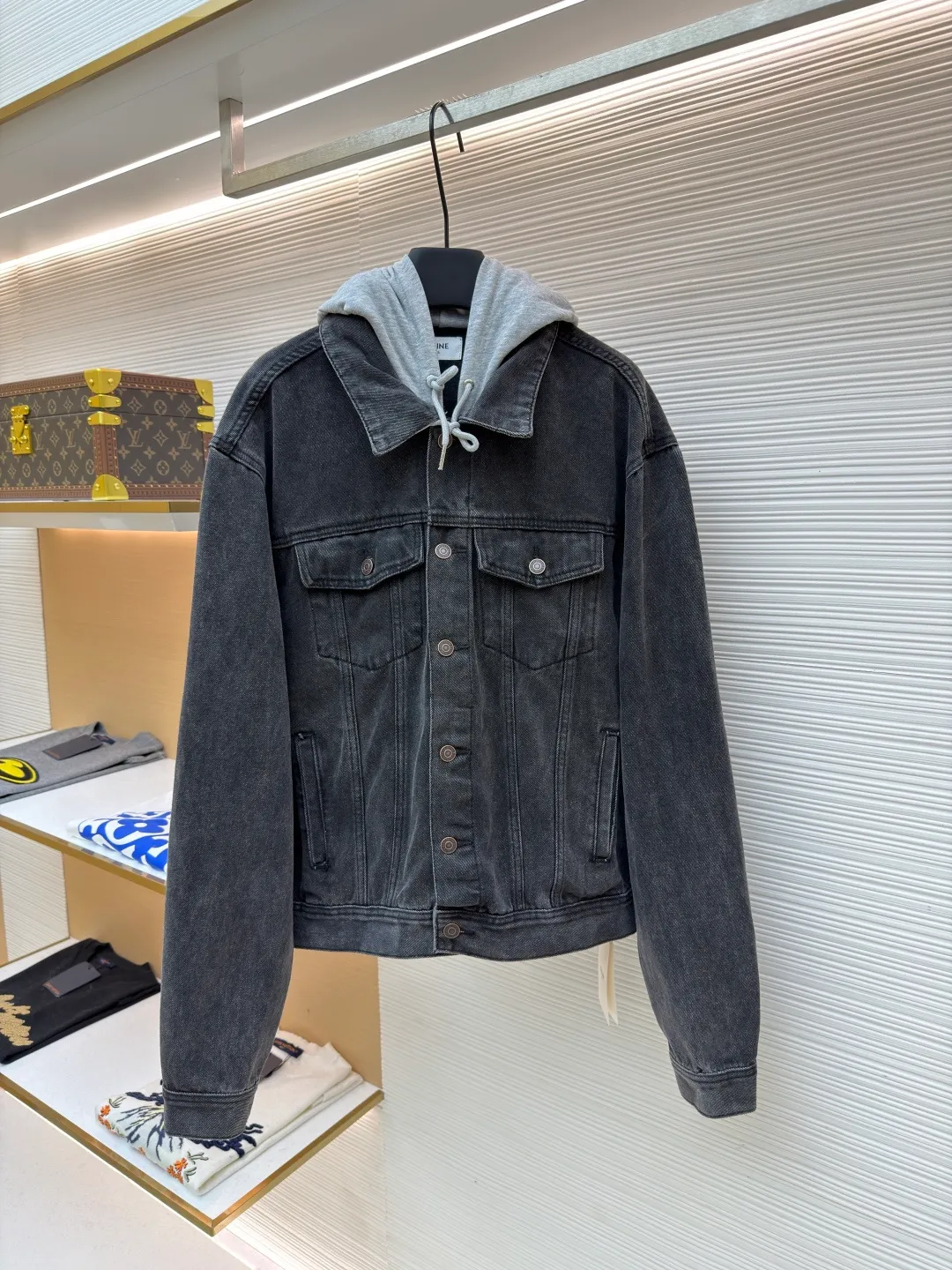 Celine hooded denim jacket ●Original version: Purchased and developed for 14500 ●Item number: 1682200-B40 ●Material: denim fabric ●Technology: Made with pure handmade high-elastic offset printing technology ●Color: black and gray ●Version: fitted version ●Weight: about 1185 grams ●Size: S-M-L-XL ●Description: Customized high-density cotton twill denim fabric, full of texture, comfortable and close to the skin, with classic light blue denim background Innate freedom and spontaneity. The front panel is simple and neat in the clean fit style. The Celine mark is on the hood. It is not noisy but has its own sound. The original charm of the denim jacket is outlined with clean and neat lines. It has the charm of simplicity and the charm of versatility. The whole piece of clothing is washed with medium filtration and uses a special solution to remove stains and slight fading. Then it is washed with snowflakes. The color is faded through strong washing methods to make the color more uniform. The workmanship is complex and pure manual high-elastic offset printing technology. Every coloring and every pressing has been repeatedly pulled. It still maintains the original shape and color during washing and other processes. It can better reflect the craftsman's exquisite skills and control of details. The whole piece of clothing is stitched using an embedded clamp machine. The embedded clamp machine can control the distance between the double needles by changing the needle position. Achieve seamless splicing, smooth and tidy. The overall wiring is straight and delicate, the fabric is comfortable and soft, and the color is consistent without color difference. It can be matched with the same style to create a fashionable look and control various occasions. Customized accessories, complete with three standards, same style for men and women!