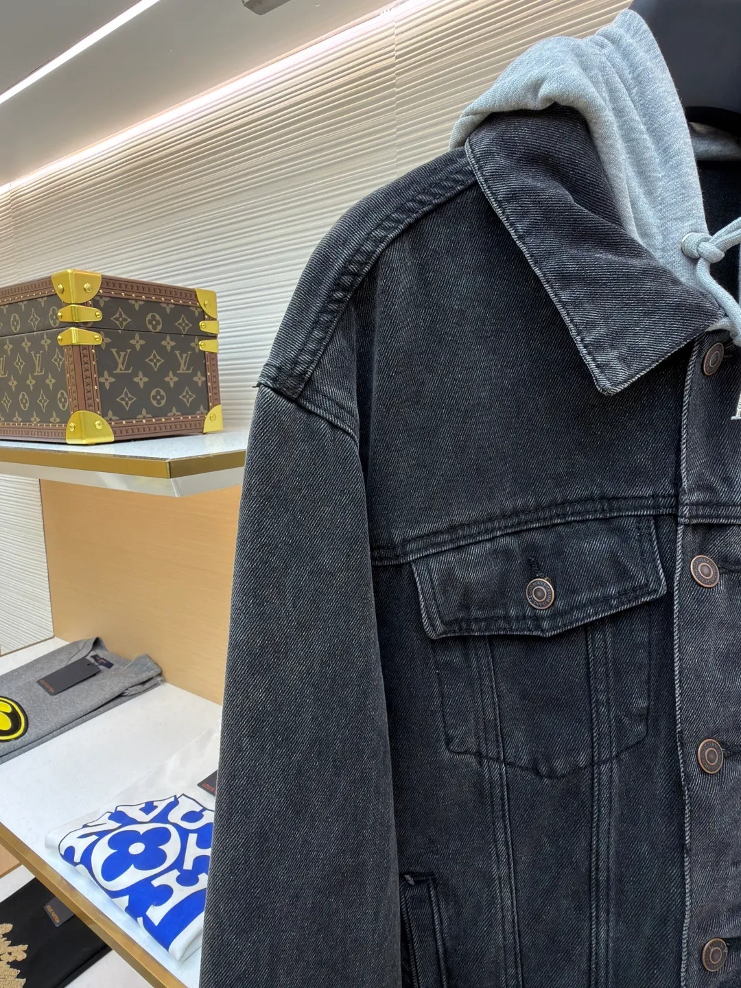 Celine hooded denim jacket ●Original version: Purchased and developed for 14500 ●Item number: 1682200-B40 ●Material: denim fabric ●Technology: Made with pure handmade high-elastic offset printing technology ●Color: black and gray ●Version: fitted version ●Weight: about 1185 grams ●Size: S-M-L-XL ●Description: Customized high-density cotton twill denim fabric, full of texture, comfortable and close to the skin, with classic light blue denim background Innate freedom and spontaneity. The front panel is simple and neat in the clean fit style. The Celine mark is on the hood. It is not noisy but has its own sound. The original charm of the denim jacket is outlined with clean and neat lines. It has the charm of simplicity and the charm of versatility. The whole piece of clothing is washed with medium filtration and uses a special solution to remove stains and slight fading. Then it is washed with snowflakes. The color is faded through strong washing methods to make the color more uniform. The workmanship is complex and pure manual high-elastic offset printing technology. Every coloring and every pressing has been repeatedly pulled. It still maintains the original shape and color during washing and other processes. It can better reflect the craftsman's exquisite skills and control of details. The whole piece of clothing is stitched using an embedded clamp machine. The embedded clamp machine can control the distance between the double needles by changing the needle position. Achieve seamless splicing, smooth and tidy. The overall wiring is straight and delicate, the fabric is comfortable and soft, and the color is consistent without color difference. It can be matched with the same style to create a fashionable look and control various occasions. Customized accessories, complete with three standards, same style for men and women!