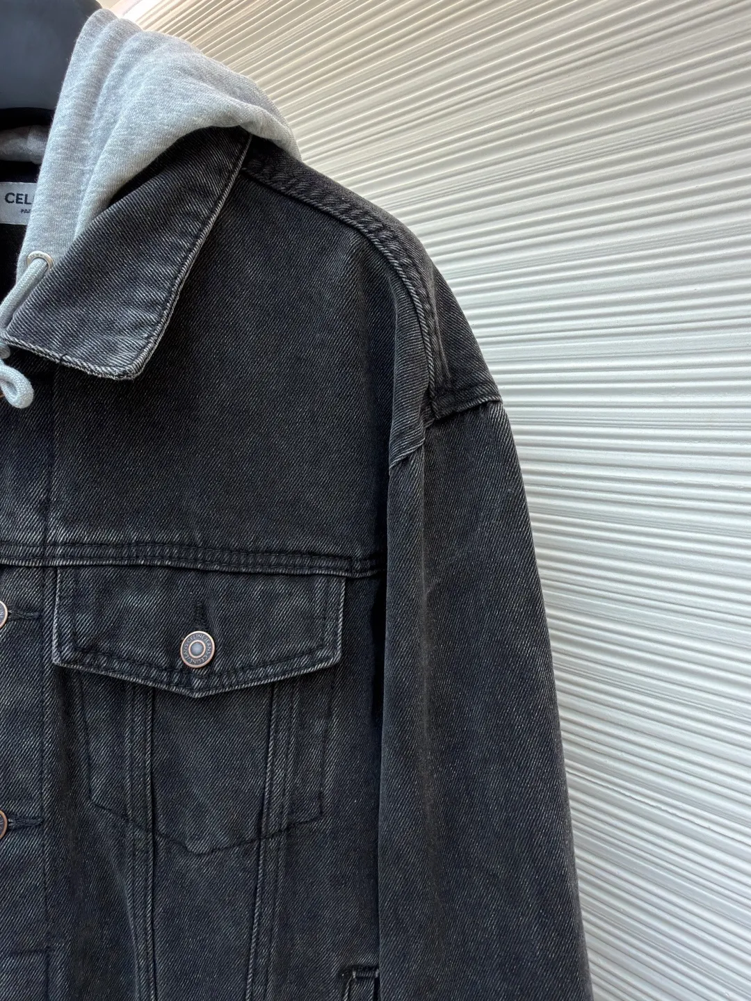 Celine hooded denim jacket ●Original version: Purchased and developed for 14500 ●Item number: 1682200-B40 ●Material: denim fabric ●Technology: Made with pure handmade high-elastic offset printing technology ●Color: black and gray ●Version: fitted version ●Weight: about 1185 grams ●Size: S-M-L-XL ●Description: Customized high-density cotton twill denim fabric, full of texture, comfortable and close to the skin, with classic light blue denim background Innate freedom and spontaneity. The front panel is simple and neat in the clean fit style. The Celine mark is on the hood. It is not noisy but has its own sound. The original charm of the denim jacket is outlined with clean and neat lines. It has the charm of simplicity and the charm of versatility. The whole piece of clothing is washed with medium filtration and uses a special solution to remove stains and slight fading. Then it is washed with snowflakes. The color is faded through strong washing methods to make the color more uniform. The workmanship is complex and pure manual high-elastic offset printing technology. Every coloring and every pressing has been repeatedly pulled. It still maintains the original shape and color during washing and other processes. It can better reflect the craftsman's exquisite skills and control of details. The whole piece of clothing is stitched using an embedded clamp machine. The embedded clamp machine can control the distance between the double needles by changing the needle position. Achieve seamless splicing, smooth and tidy. The overall wiring is straight and delicate, the fabric is comfortable and soft, and the color is consistent without color difference. It can be matched with the same style to create a fashionable look and control various occasions. Customized accessories, complete with three standards, same style for men and women!