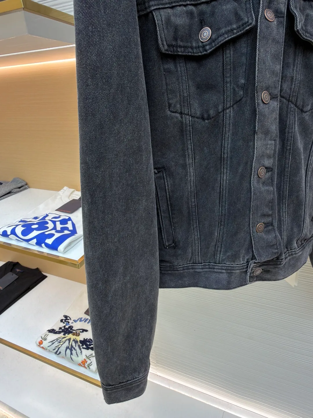 Celine hooded denim jacket ●Original version: Purchased and developed for 14500 ●Item number: 1682200-B40 ●Material: denim fabric ●Technology: Made with pure handmade high-elastic offset printing technology ●Color: black and gray ●Version: fitted version ●Weight: about 1185 grams ●Size: S-M-L-XL ●Description: Customized high-density cotton twill denim fabric, full of texture, comfortable and close to the skin, with classic light blue denim background Innate freedom and spontaneity. The front panel is simple and neat in the clean fit style. The Celine mark is on the hood. It is not noisy but has its own sound. The original charm of the denim jacket is outlined with clean and neat lines. It has the charm of simplicity and the charm of versatility. The whole piece of clothing is washed with medium filtration and uses a special solution to remove stains and slight fading. Then it is washed with snowflakes. The color is faded through strong washing methods to make the color more uniform. The workmanship is complex and pure manual high-elastic offset printing technology. Every coloring and every pressing has been repeatedly pulled. It still maintains the original shape and color during washing and other processes. It can better reflect the craftsman's exquisite skills and control of details. The whole piece of clothing is stitched using an embedded clamp machine. The embedded clamp machine can control the distance between the double needles by changing the needle position. Achieve seamless splicing, smooth and tidy. The overall wiring is straight and delicate, the fabric is comfortable and soft, and the color is consistent without color difference. It can be matched with the same style to create a fashionable look and control various occasions. Customized accessories, complete with three standards, same style for men and women!