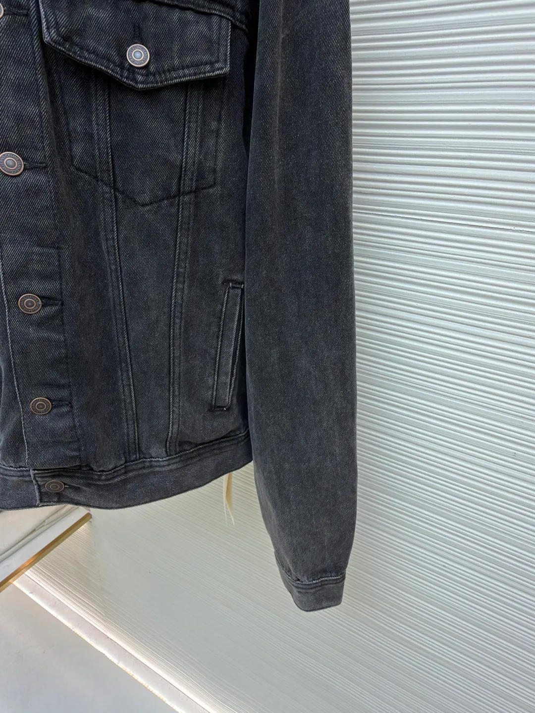 Celine hooded denim jacket ●Original version: Purchased and developed for 14500 ●Item number: 1682200-B40 ●Material: denim fabric ●Technology: Made with pure handmade high-elastic offset printing technology ●Color: black and gray ●Version: fitted version ●Weight: about 1185 grams ●Size: S-M-L-XL ●Description: Customized high-density cotton twill denim fabric, full of texture, comfortable and close to the skin, with classic light blue denim background Innate freedom and spontaneity. The front panel is simple and neat in the clean fit style. The Celine mark is on the hood. It is not noisy but has its own sound. The original charm of the denim jacket is outlined with clean and neat lines. It has the charm of simplicity and the charm of versatility. The whole piece of clothing is washed with medium filtration and uses a special solution to remove stains and slight fading. Then it is washed with snowflakes. The color is faded through strong washing methods to make the color more uniform. The workmanship is complex and pure manual high-elastic offset printing technology. Every coloring and every pressing has been repeatedly pulled. It still maintains the original shape and color during washing and other processes. It can better reflect the craftsman's exquisite skills and control of details. The whole piece of clothing is stitched using an embedded clamp machine. The embedded clamp machine can control the distance between the double needles by changing the needle position. Achieve seamless splicing, smooth and tidy. The overall wiring is straight and delicate, the fabric is comfortable and soft, and the color is consistent without color difference. It can be matched with the same style to create a fashionable look and control various occasions. Customized accessories, complete with three standards, same style for men and women!