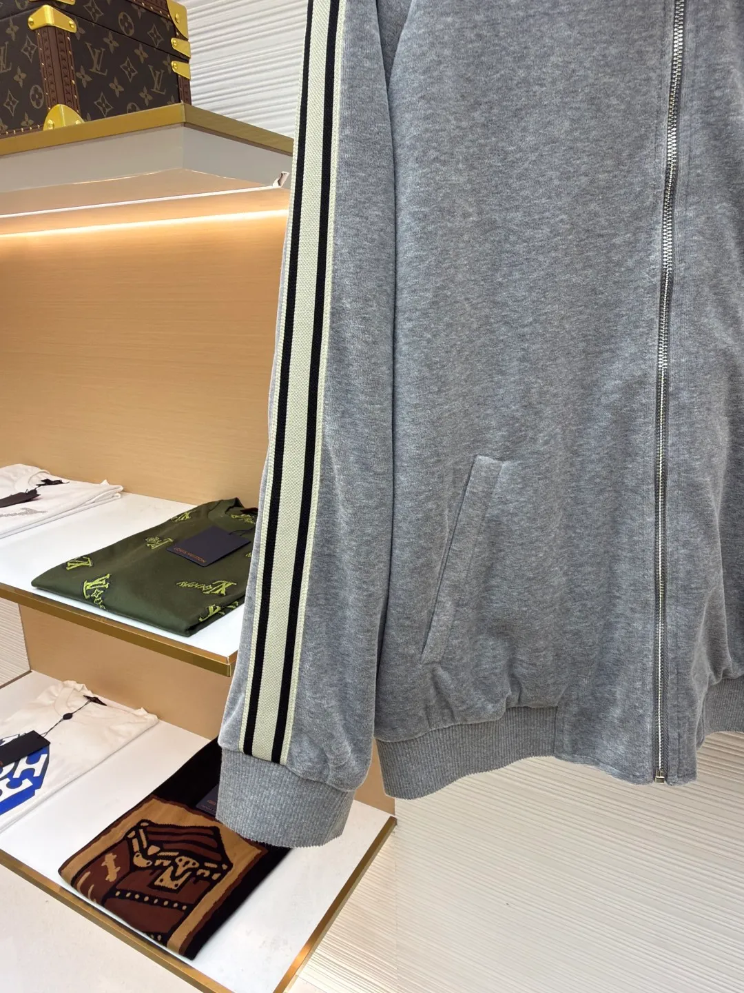 Celine Arc de Triomphe embroidered long sleeves ●Original version: Purchased and developed for 14500 ●Item number: 1680740-B25 ●Fabric: Yunrou twin velvet matt sateen fabric ●Technology: embroidery production ●Version: Fitted version ●Weight: about 650 grams ●Size: S-M-L-XL ●Description: Customized Yunrou twin velvet matt sateen, delicate and smooth, skin-friendly like clouds wrapped in high-grade gray as the main tone Low-key yet rich in connotation, the iconic CELINE Arc de Triomphe embroidery is revived on the gray mist velvet surface, making it highly recognizable. The contrasting ribbons on both sides are sublimated to enhance the tension of the colors. The visual impact between movement and stillness. The lazy lines of the straight drape version are both strong and soft. When taken apart, it is a style item. When worn together, it is an aura shirt. The suit is a worry-free outfit. Adopt imported machine embroidery technology, use advanced computer control systems and precision mechanical components to achieve Arc de Triomphe embroidery operations with high precision. The lines are smooth and delicate, and the fabrics have been washed. It has a better hand feel and texture, is not easy to deform, is not easy to shrink, is not easy to fade, and maintains long-term beauty. The overall wiring is straight and delicate, the fabric is comfortable and soft, and the color is consistent without color difference. It can be matched with the same style to create a fashionable look and control various occasions. Customized accessories, complete with three standards, same style for men and women!