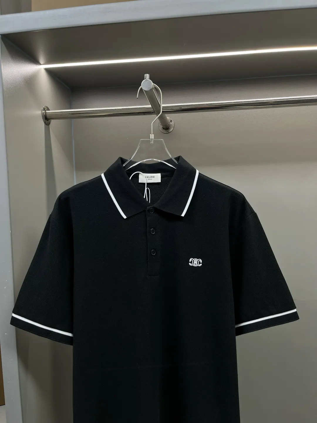 🅿️220 CELINE Celine Arc de Triomphe embroidered new Polo shirt. Original fabric. Official same style. Made of 210g pure cotton pique fabric, customized in the same vat dyeing fabric. Very comfortable and smooth to the touch. Very wide and stylish. Produced by a first-line brand OEM factory. Imported Behringer embroidery machine. The embroidery is full and textured. The ribs at the collar and mouth are woven with imported yarn. It will not deform after long-term wear. The latest style for spring and summer. Fashionable and individual. Super versatile and good-looking. It is very suitable for both men and women. It is a must-have item for everyone. Color: Black White Size: S-XXL