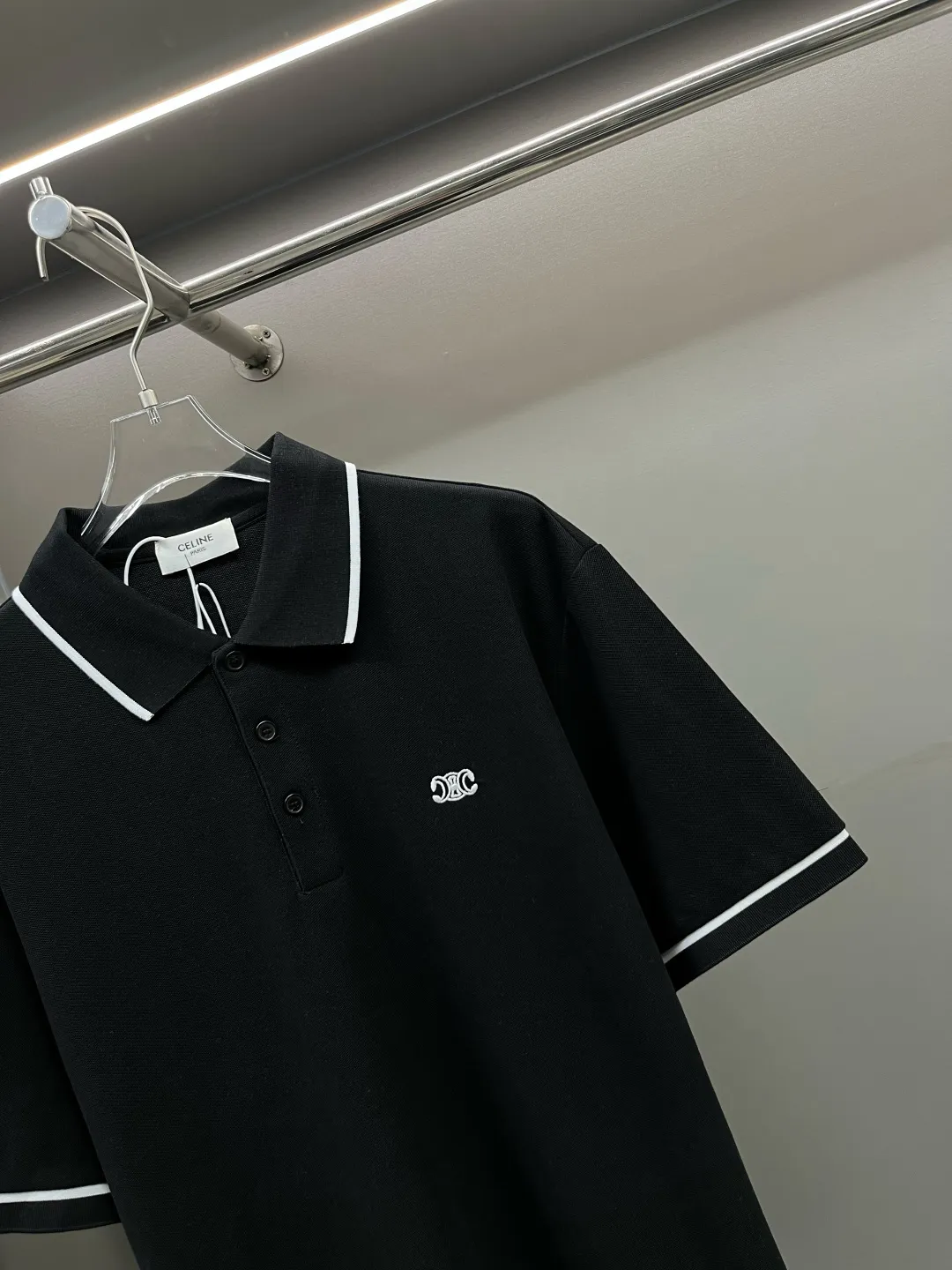 🅿️220 CELINE Celine Arc de Triomphe embroidered new Polo shirt. Original fabric. Official same style. Made of 210g pure cotton pique fabric, customized in the same vat dyeing fabric. Very comfortable and smooth to the touch. Very wide and stylish. Produced by a first-line brand OEM factory. Imported Behringer embroidery machine. The embroidery is full and textured. The ribs at the collar and mouth are woven with imported yarn. It will not deform after long-term wear. The latest style for spring and summer. Fashionable and individual. Super versatile and good-looking. It is very suitable for both men and women. It is a must-have item for everyone. Color: Black White Size: S-XXL