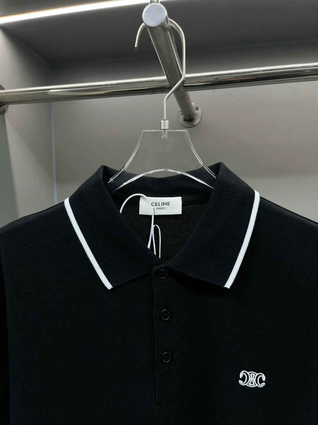 🅿️220 CELINE Celine Arc de Triomphe embroidered new Polo shirt. Original fabric. Official same style. Made of 210g pure cotton pique fabric, customized in the same vat dyeing fabric. Very comfortable and smooth to the touch. Very wide and stylish. Produced by a first-line brand OEM factory. Imported Behringer embroidery machine. The embroidery is full and textured. The ribs at the collar and mouth are woven with imported yarn. It will not deform after long-term wear. The latest style for spring and summer. Fashionable and individual. Super versatile and good-looking. It is very suitable for both men and women. It is a must-have item for everyone. Color: Black White Size: S-XXL