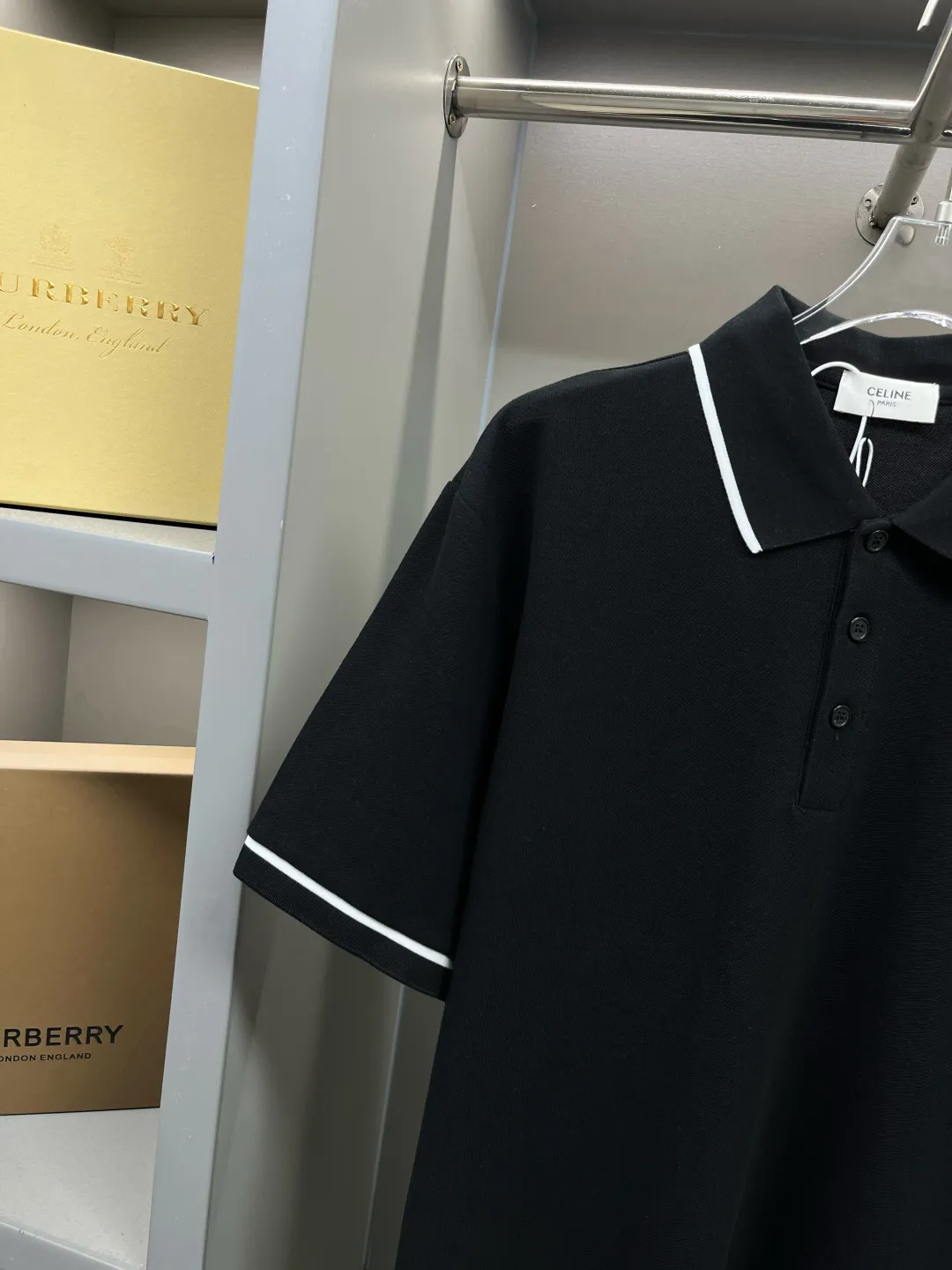 🅿️220 CELINE Celine Arc de Triomphe embroidered new Polo shirt. Original fabric. Official same style. Made of 210g pure cotton pique fabric, customized in the same vat dyeing fabric. Very comfortable and smooth to the touch. Very wide and stylish. Produced by a first-line brand OEM factory. Imported Behringer embroidery machine. The embroidery is full and textured. The ribs at the collar and mouth are woven with imported yarn. It will not deform after long-term wear. The latest style for spring and summer. Fashionable and individual. Super versatile and good-looking. It is very suitable for both men and women. It is a must-have item for everyone. Color: Black White Size: S-XXL