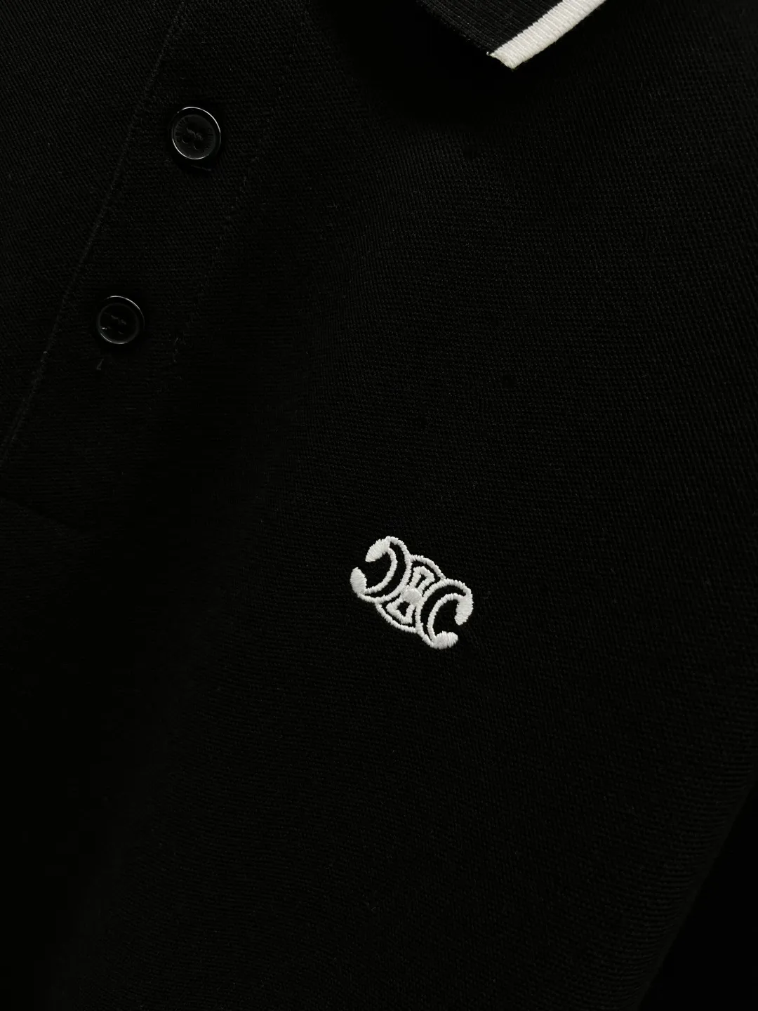 🅿️220 CELINE Celine Arc de Triomphe embroidered new Polo shirt. Original fabric. Official same style. Made of 210g pure cotton pique fabric, customized in the same vat dyeing fabric. Very comfortable and smooth to the touch. Very wide and stylish. Produced by a first-line brand OEM factory. Imported Behringer embroidery machine. The embroidery is full and textured. The ribs at the collar and mouth are woven with imported yarn. It will not deform after long-term wear. The latest style for spring and summer. Fashionable and individual. Super versatile and good-looking. It is very suitable for both men and women. It is a must-have item for everyone. Color: Black White Size: S-XXL