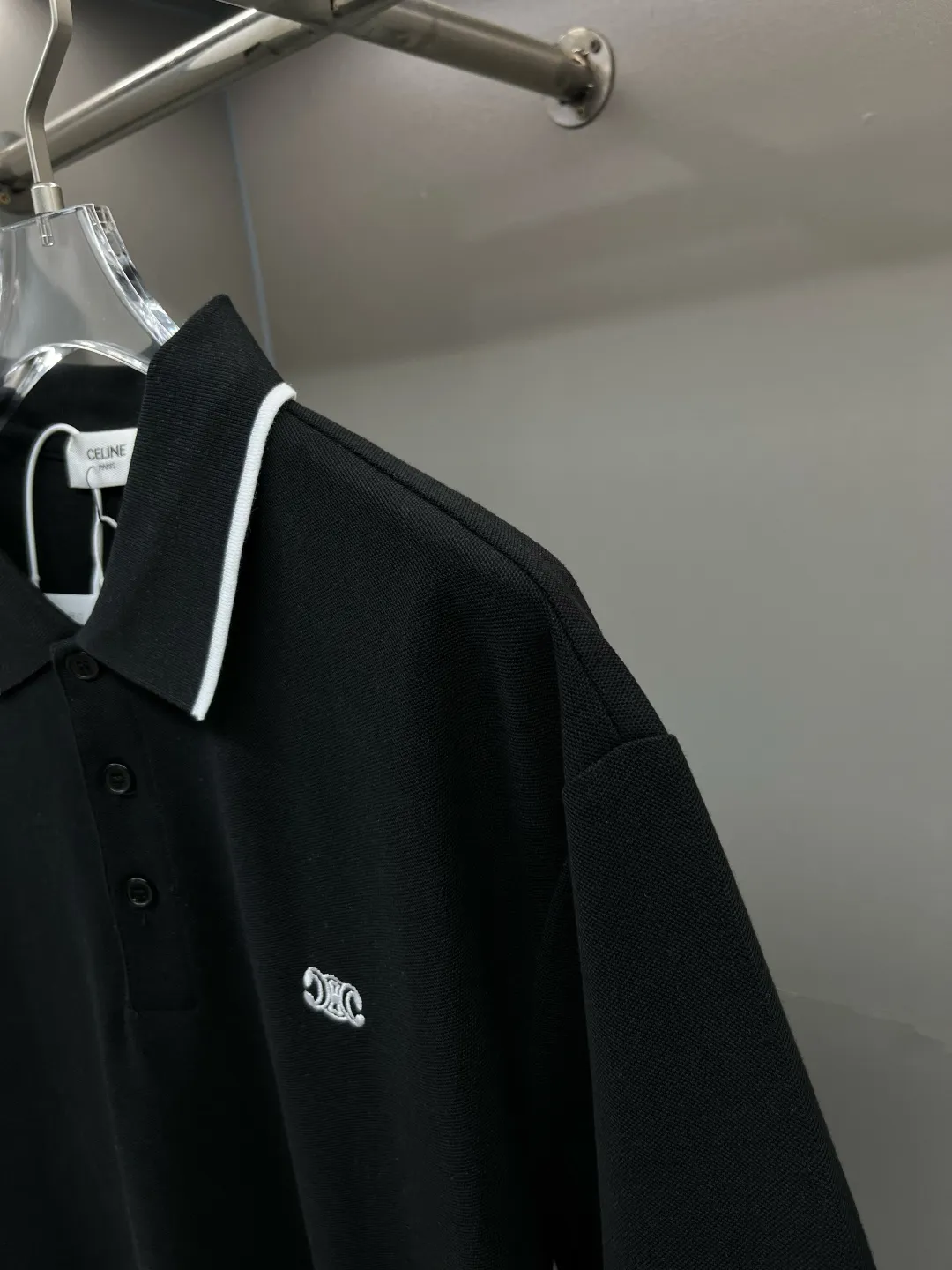 🅿️220 CELINE Celine Arc de Triomphe embroidered new Polo shirt. Original fabric. Official same style. Made of 210g pure cotton pique fabric, customized in the same vat dyeing fabric. Very comfortable and smooth to the touch. Very wide and stylish. Produced by a first-line brand OEM factory. Imported Behringer embroidery machine. The embroidery is full and textured. The ribs at the collar and mouth are woven with imported yarn. It will not deform after long-term wear. The latest style for spring and summer. Fashionable and individual. Super versatile and good-looking. It is very suitable for both men and women. It is a must-have item for everyone. Color: Black White Size: S-XXL