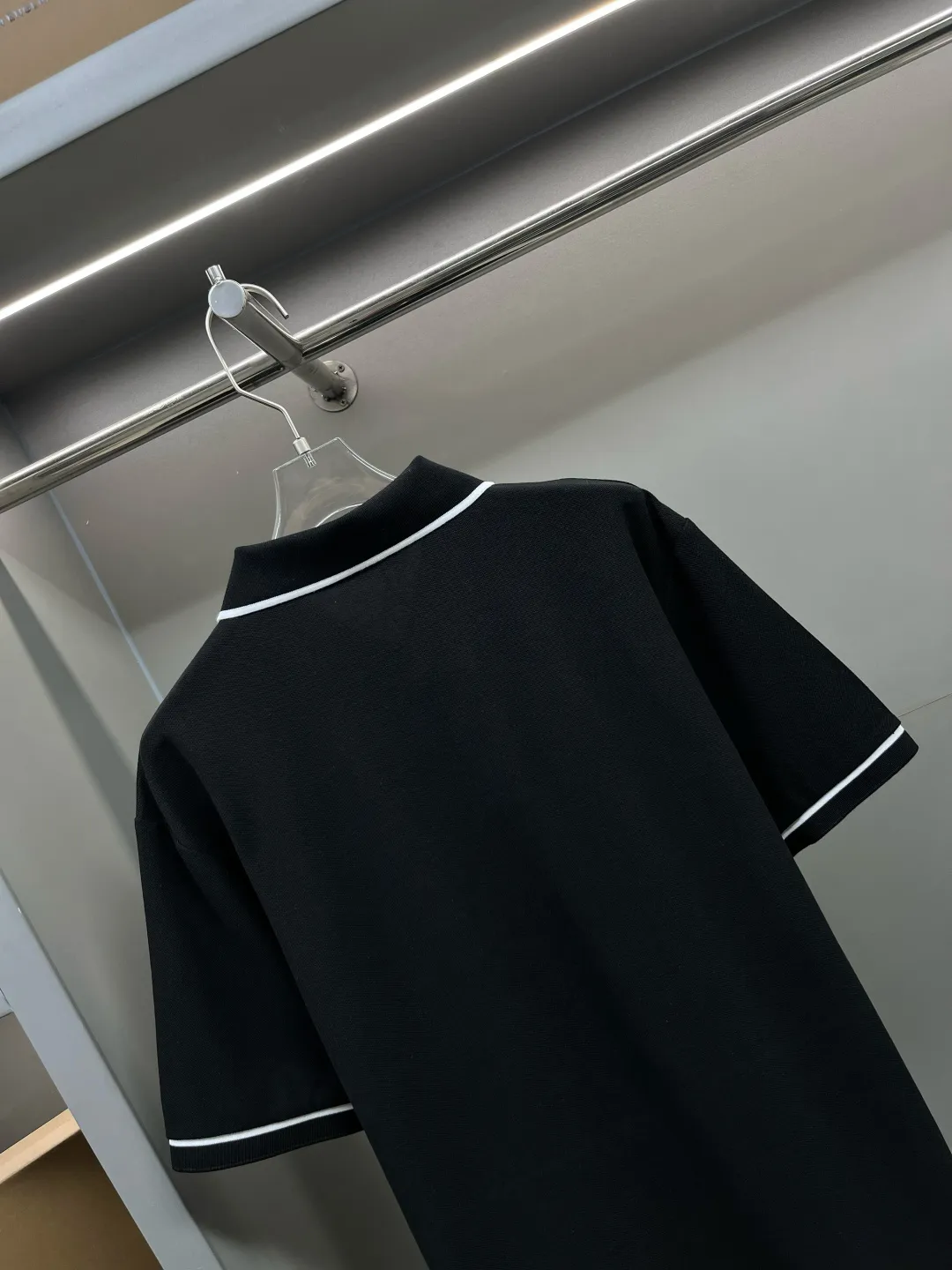 🅿️220 CELINE Celine Arc de Triomphe embroidered new Polo shirt. Original fabric. Official same style. Made of 210g pure cotton pique fabric, customized in the same vat dyeing fabric. Very comfortable and smooth to the touch. Very wide and stylish. Produced by a first-line brand OEM factory. Imported Behringer embroidery machine. The embroidery is full and textured. The ribs at the collar and mouth are woven with imported yarn. It will not deform after long-term wear. The latest style for spring and summer. Fashionable and individual. Super versatile and good-looking. It is very suitable for both men and women. It is a must-have item for everyone. Color: Black White Size: S-XXL