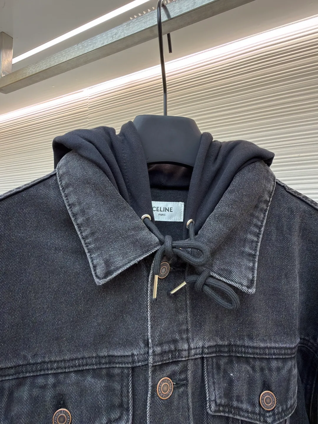Celine hooded denim jacket ●Original version: Purchased and developed for 14500 ●Item number: 1682201-B40 ●Material: denim fabric ●Technology: Purely hand-made with high-elastic offset printing technology ●Color: black ●Version: fitted version ●Weight: about 1185 grams ●Size: S-M-L-XL ●Description: Customized high-density cotton twill denim fabric, full of texture, comfortable and close to the skin, with classic light blue denim background Innate freedom and spontaneity. The front panel is simple and neat in the clean fit style. The Celine mark is on the hood. It is not noisy but has its own sound. The original charm of the denim jacket is outlined with clean and neat lines. It has the charm of simplicity and the charm of versatility. The whole piece of clothing is washed with medium filtration and uses a special solution to remove stains and slight fading. Then it is washed with snowflakes. The color is faded through strong washing methods to make the color more uniform. The workmanship is complex and pure manual high-elastic offset printing technology. Every coloring and every pressing has been repeatedly pulled. It still maintains the original shape and color during washing and other processes. It can better reflect the craftsman's exquisite skills and control of details. The whole piece of clothing is stitched using an embedded clamp machine. The embedded clamp machine can control the distance between the double needles by changing the needle position. Achieve seamless splicing, smooth and tidy. The overall wiring is straight and delicate, the fabric is comfortable and soft, and the color is consistent without color difference. It can be matched with the same style to create a fashionable look and control various occasions. Customized accessories, complete with three standards, same style for men and women!