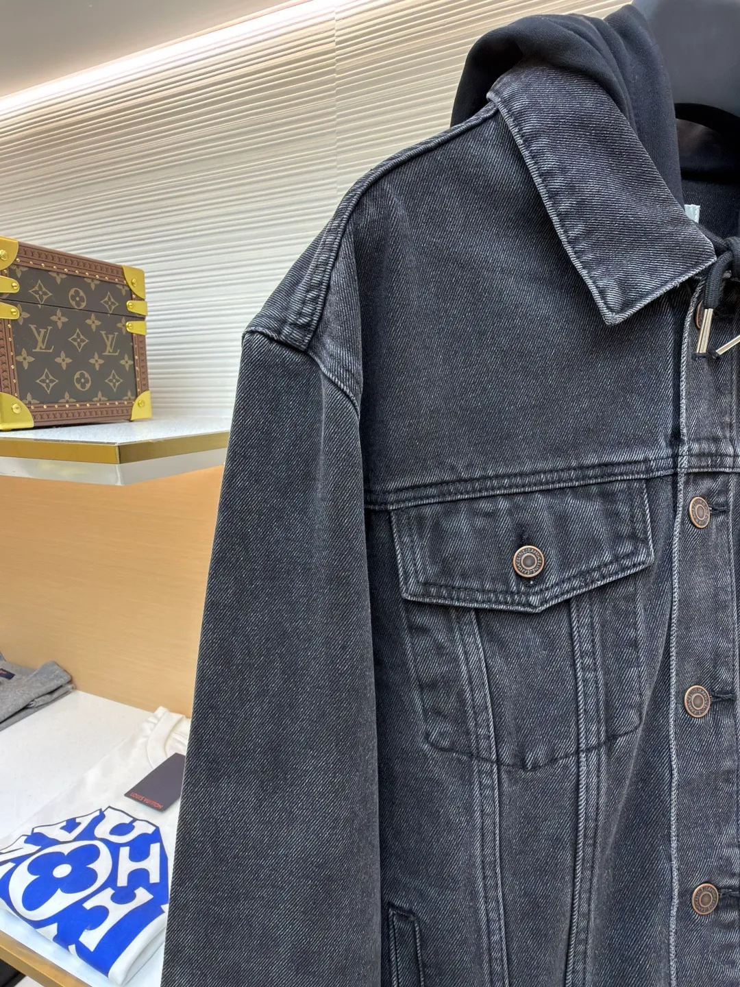 Celine hooded denim jacket ●Original version: Purchased and developed for 14500 ●Item number: 1682201-B40 ●Material: denim fabric ●Technology: Purely hand-made with high-elastic offset printing technology ●Color: black ●Version: fitted version ●Weight: about 1185 grams ●Size: S-M-L-XL ●Description: Customized high-density cotton twill denim fabric, full of texture, comfortable and close to the skin, with classic light blue denim background Innate freedom and spontaneity. The front panel is simple and neat in the clean fit style. The Celine mark is on the hood. It is not noisy but has its own sound. The original charm of the denim jacket is outlined with clean and neat lines. It has the charm of simplicity and the charm of versatility. The whole piece of clothing is washed with medium filtration and uses a special solution to remove stains and slight fading. Then it is washed with snowflakes. The color is faded through strong washing methods to make the color more uniform. The workmanship is complex and pure manual high-elastic offset printing technology. Every coloring and every pressing has been repeatedly pulled. It still maintains the original shape and color during washing and other processes. It can better reflect the craftsman's exquisite skills and control of details. The whole piece of clothing is stitched using an embedded clamp machine. The embedded clamp machine can control the distance between the double needles by changing the needle position. Achieve seamless splicing, smooth and tidy. The overall wiring is straight and delicate, the fabric is comfortable and soft, and the color is consistent without color difference. It can be matched with the same style to create a fashionable look and control various occasions. Customized accessories, complete with three standards, same style for men and women!