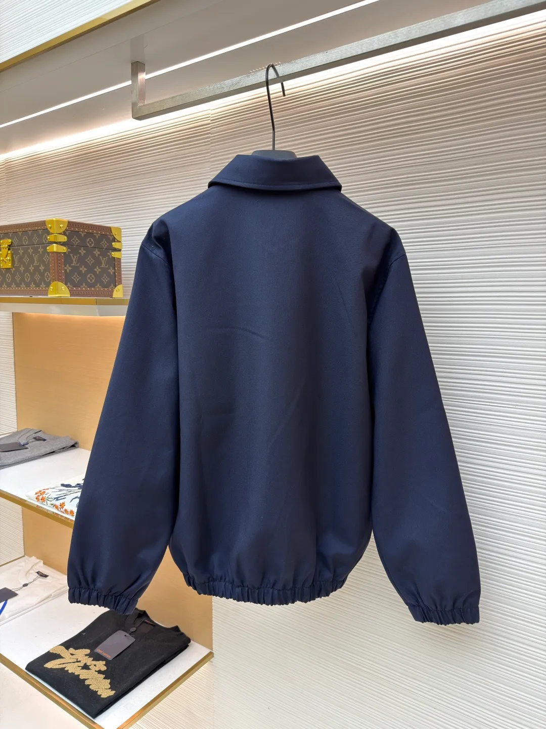 Celine embroidered Arc de Triomphe zipper cadre jacket ●Original version: Purchased and developed for 19500 ●Item number: 1681608-A90 ●Fabric: combed cotton fabric ●Technology: embroidery production ●Color: royal blue ●Version: fitted version ●Weight: about 695 grams ●Size: S-M-L-XL ●Description: Made of 32-count combed cotton fabric, custom-woven with 60% wool content. Double layer composite thickening, weight is about 400 grams. Lined with high-density spun lining. The zipper uses electroplated hardware and bright silver pull bars, and the zipper uses European-style imported zippers, decorated with composite cowhide sliders. The embroidery uses 3D three-dimensional embroidery, and the chest is embellished with Arc de Triomphe embroidery. Add a touch of simple, high-end style. The shirt collar is made of double layers and ironed to make the upper body of the clothes more three-dimensional. The entire garment is made using a special machine. Fabric: 62% wool, 38% cotton Lining: 100% viscose Pocket lining: 100% cotton TRIOMPHE embroidered loose fit shirt collar, 2 slant suit pockets Elastic waistband and cuffs, zipper closure with TRIOMPHE embossed leather zipper pullers. The overall wiring is straight and delicate, the fabric is comfortable and soft, and the color is consistent without color difference. It can be matched with the same style to create a fashionable look and control various occasions. Customized accessories, complete with three standards, same style for men and women!