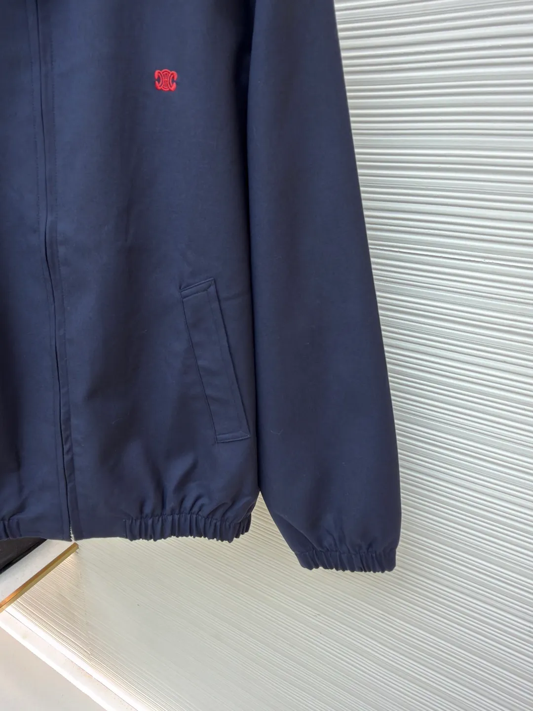 Celine embroidered Arc de Triomphe zipper cadre jacket ●Original version: Purchased and developed for 19500 ●Item number: 1681608-A90 ●Fabric: combed cotton fabric ●Technology: embroidery production ●Color: royal blue ●Version: fitted version ●Weight: about 695 grams ●Size: S-M-L-XL ●Description: Made of 32-count combed cotton fabric, custom-woven with 60% wool content. Double layer composite thickening, weight is about 400 grams. Lined with high-density spun lining. The zipper uses electroplated hardware and bright silver pull bars, and the zipper uses European-style imported zippers, decorated with composite cowhide sliders. The embroidery uses 3D three-dimensional embroidery, and the chest is embellished with Arc de Triomphe embroidery. Add a touch of simple, high-end style. The shirt collar is made of double layers and ironed to make the upper body of the clothes more three-dimensional. The entire garment is made using a special machine. Fabric: 62% wool, 38% cotton Lining: 100% viscose Pocket lining: 100% cotton TRIOMPHE embroidered loose fit shirt collar, 2 slant suit pockets Elastic waistband and cuffs, zipper closure with TRIOMPHE embossed leather zipper pullers. The overall wiring is straight and delicate, the fabric is comfortable and soft, and the color is consistent without color difference. It can be matched with the same style to create a fashionable look and control various occasions. Customized accessories, complete with three standards, same style for men and women!