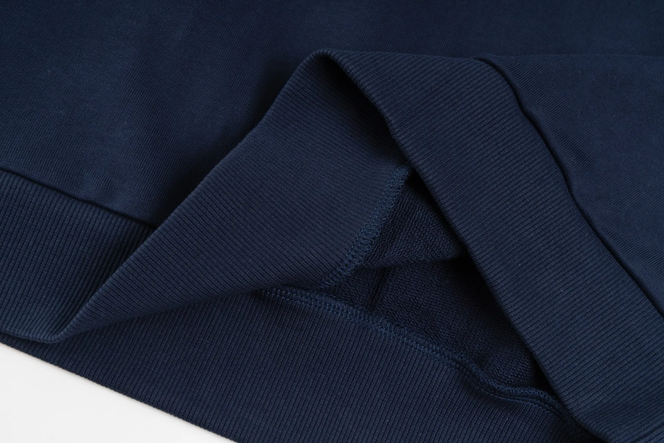 🅿️420 [Exclusive supply] Celine 25FW stroke patch letter round neck sweatshirt. The fabric is made of 26S 380g double yarn + 10S reverse terry bottom yarn fabric, and the rib is made of 21S 380g double yarn rib. The fabric structure adopts a unique 26S/10S double yarn system: the surface is woven with 26 fine yarns to ensure a delicate skin feel and a smooth appearance; the inside is made of 10 roving yarns to form a rich and waxy terry, which is fluffy and soft after being raised. The combination of two different materials achieves a balance between warmth retention and breathability. The core craftsmanship is reflected in the patch embroidery decoration, where the custom-shaped patch is accurately positioned and then covered with high-density embroidery thread for hemming. This process makes the pattern present a strong three-dimensional layering, and the edges are strong and wear-resistant, effectively avoiding the problem of easy snagging in ordinary embroidery, and at the same time improving the visual expression through material collision. The design follows the classic raglan sleeve structure, and the sleeves are seamlessly connected to the body, giving the shoulders greater freedom of movement. The V-shaped ribbed round neck not only enhances the collar's resistance to deformation with counter-directional weaving, but also optimizes the visual proportions of the neck and face through line extension. The overall design is constructed through the triple combination of composite weaving, heavy embroidery and functional patterns to create an extraordinary design style in the basic style. Size:XS-S-M-L