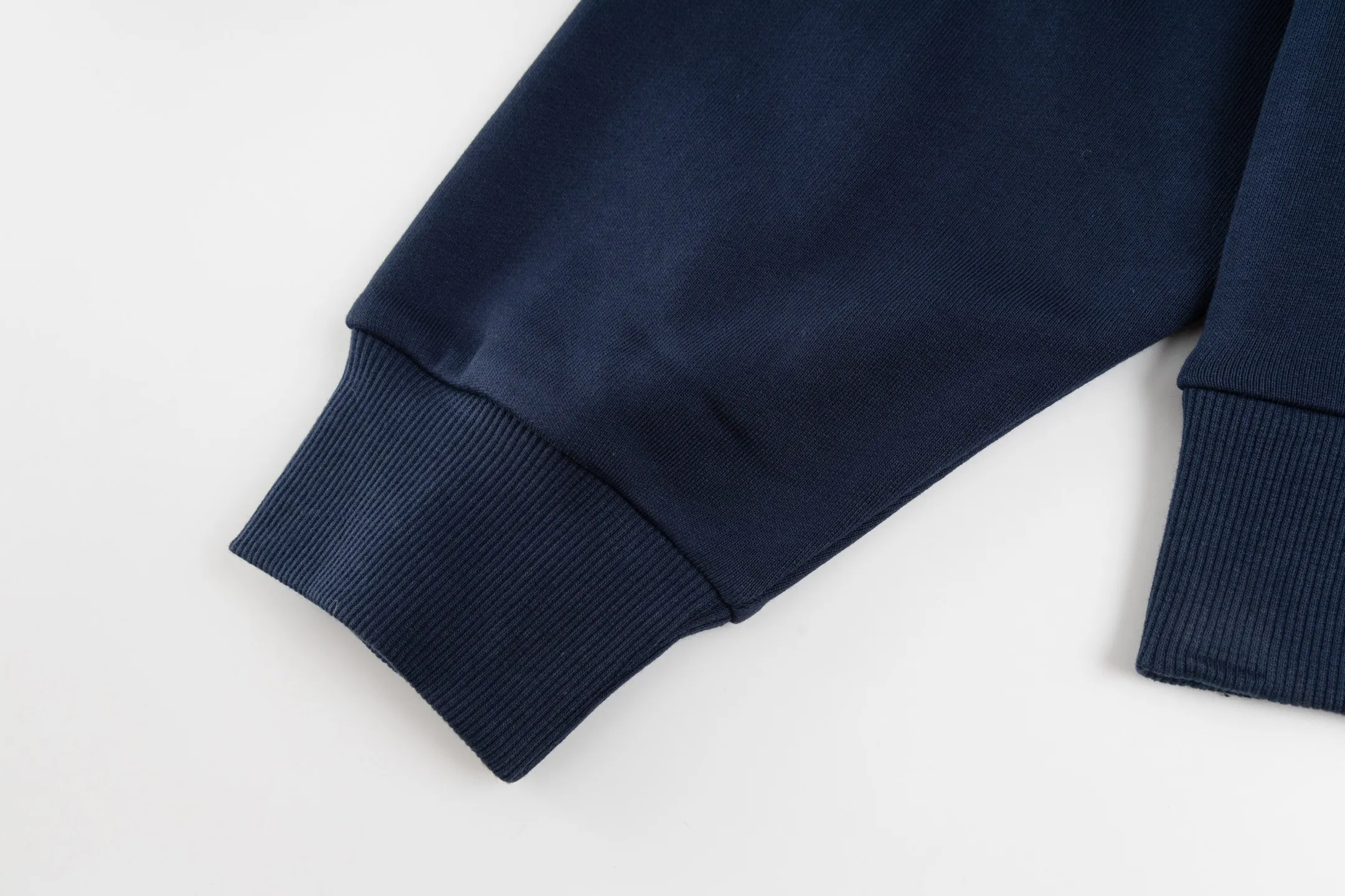 🅿️420 [Exclusive supply] Celine 25FW stroke patch letter round neck sweatshirt. The fabric is made of 26S 380g double yarn + 10S reverse terry bottom yarn fabric, and the rib is made of 21S 380g double yarn rib. The fabric structure adopts a unique 26S/10S double yarn system: the surface is woven with 26 fine yarns to ensure a delicate skin feel and a smooth appearance; the inside is made of 10 roving yarns to form a rich and waxy terry, which is fluffy and soft after being raised. The combination of two different materials achieves a balance between warmth retention and breathability. The core craftsmanship is reflected in the patch embroidery decoration, where the custom-shaped patch is accurately positioned and then covered with high-density embroidery thread for hemming. This process makes the pattern present a strong three-dimensional layering, and the edges are strong and wear-resistant, effectively avoiding the problem of easy snagging in ordinary embroidery, and at the same time improving the visual expression through material collision. The design follows the classic raglan sleeve structure, and the sleeves are seamlessly connected to the body, giving the shoulders greater freedom of movement. The V-shaped ribbed round neck not only enhances the collar's resistance to deformation with counter-directional weaving, but also optimizes the visual proportions of the neck and face through line extension. The overall design is constructed through the triple combination of composite weaving, heavy embroidery and functional patterns to create an extraordinary design style in the basic style. Size:XS-S-M-L