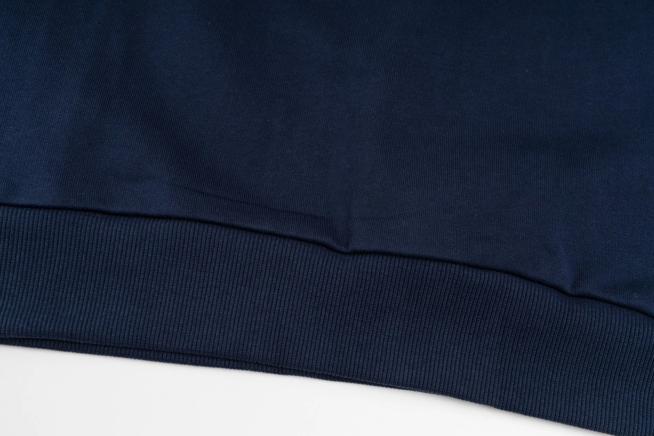 🅿️420 [Exclusive supply] Celine 25FW stroke patch letter round neck sweatshirt. The fabric is made of 26S 380g double yarn + 10S reverse terry bottom yarn fabric, and the rib is made of 21S 380g double yarn rib. The fabric structure adopts a unique 26S/10S double yarn system: the surface is woven with 26 fine yarns to ensure a delicate skin feel and a smooth appearance; the inside is made of 10 roving yarns to form a rich and waxy terry, which is fluffy and soft after being raised. The combination of two different materials achieves a balance between warmth retention and breathability. The core craftsmanship is reflected in the patch embroidery decoration, where the custom-shaped patch is accurately positioned and then covered with high-density embroidery thread for hemming. This process makes the pattern present a strong three-dimensional layering, and the edges are strong and wear-resistant, effectively avoiding the problem of easy snagging in ordinary embroidery, and at the same time improving the visual expression through material collision. The design follows the classic raglan sleeve structure, and the sleeves are seamlessly connected to the body, giving the shoulders greater freedom of movement. The V-shaped ribbed round neck not only enhances the collar's resistance to deformation with counter-directional weaving, but also optimizes the visual proportions of the neck and face through line extension. The overall design is constructed through the triple combination of composite weaving, heavy embroidery and functional patterns to create an extraordinary design style in the basic style. Size:XS-S-M-L