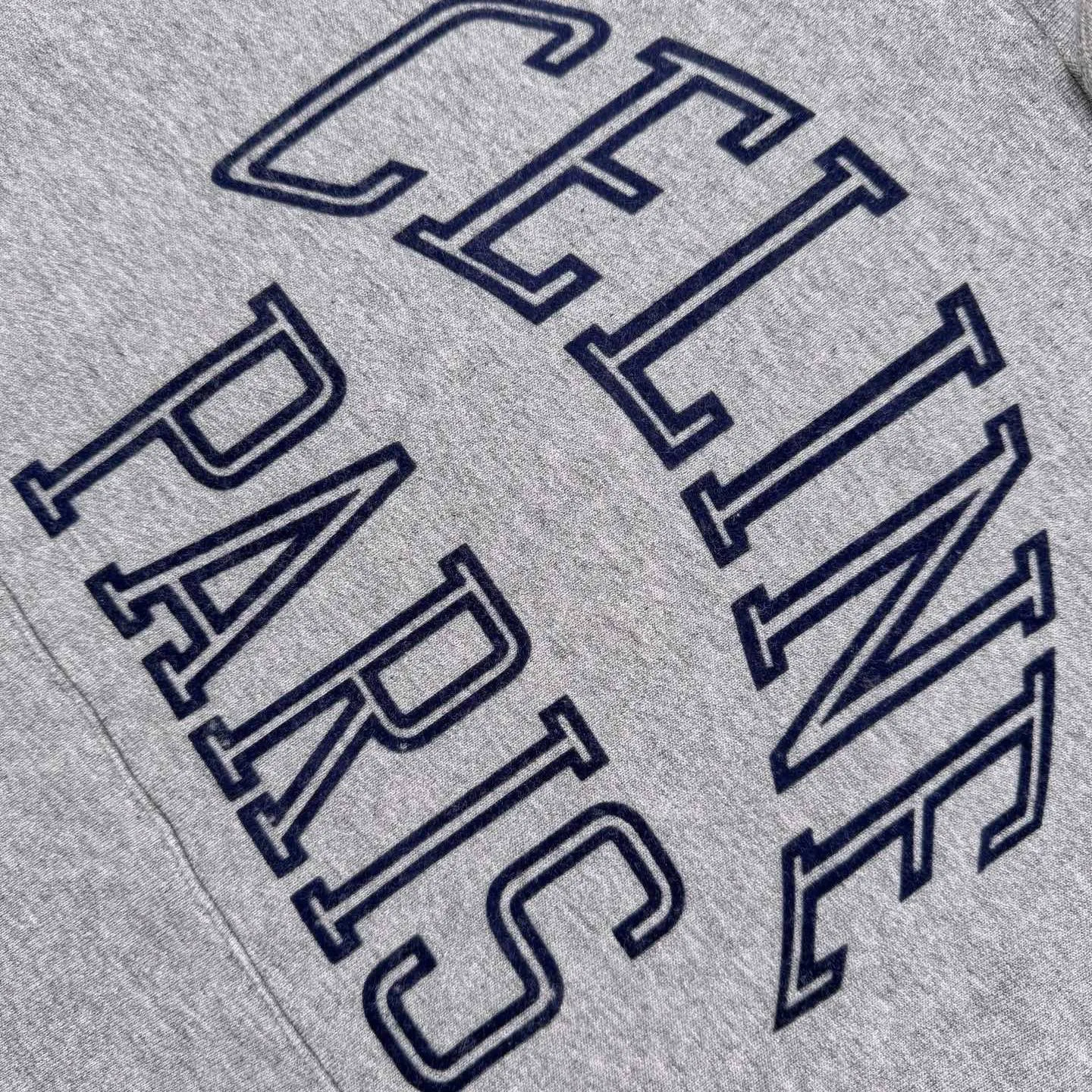 🅿️420 [Exclusive supply] Celine flocked letter hooded sweatshirt. The original version was purchased for 93,00 and developed. The fabric is made of custom-dyed heather gray moire cotton sweatshirt material. It has a fine texture and is comfortable and close to the skin. It is based on heather gray. It is low-key and rich in content. CELINE PARIS uses flocking technology to emerge three-dimensionally. The flocking is as delicate as velvet. It uses the dropped shoulder micro-profile as the skeleton and is precisely stuck at the golden point of laziness and procrastination. Every step brings dynamic beauty, turning tailoring into space art. Defining elegance with design, using electrostatic flocking technology. An innovative process that utilizes charge characteristics for surface decoration. The villi are negatively charged, and the villi are attracted by the plant body due to the different potentials. They accelerate vertically and fly to the surface of the object. They are washed first, then flocked, and then washed again. Through the combination of multiple washing and flocking processes, the textiles can obtain a delicate touch and unique appearance while ensuring firm flocking. It does not shed lint when washed, and the fabrics have been washed, giving it a better hand feel and texture. It is not easy to deform, shrink or fade, and maintains long-term beauty. Size:S-M-L-XL