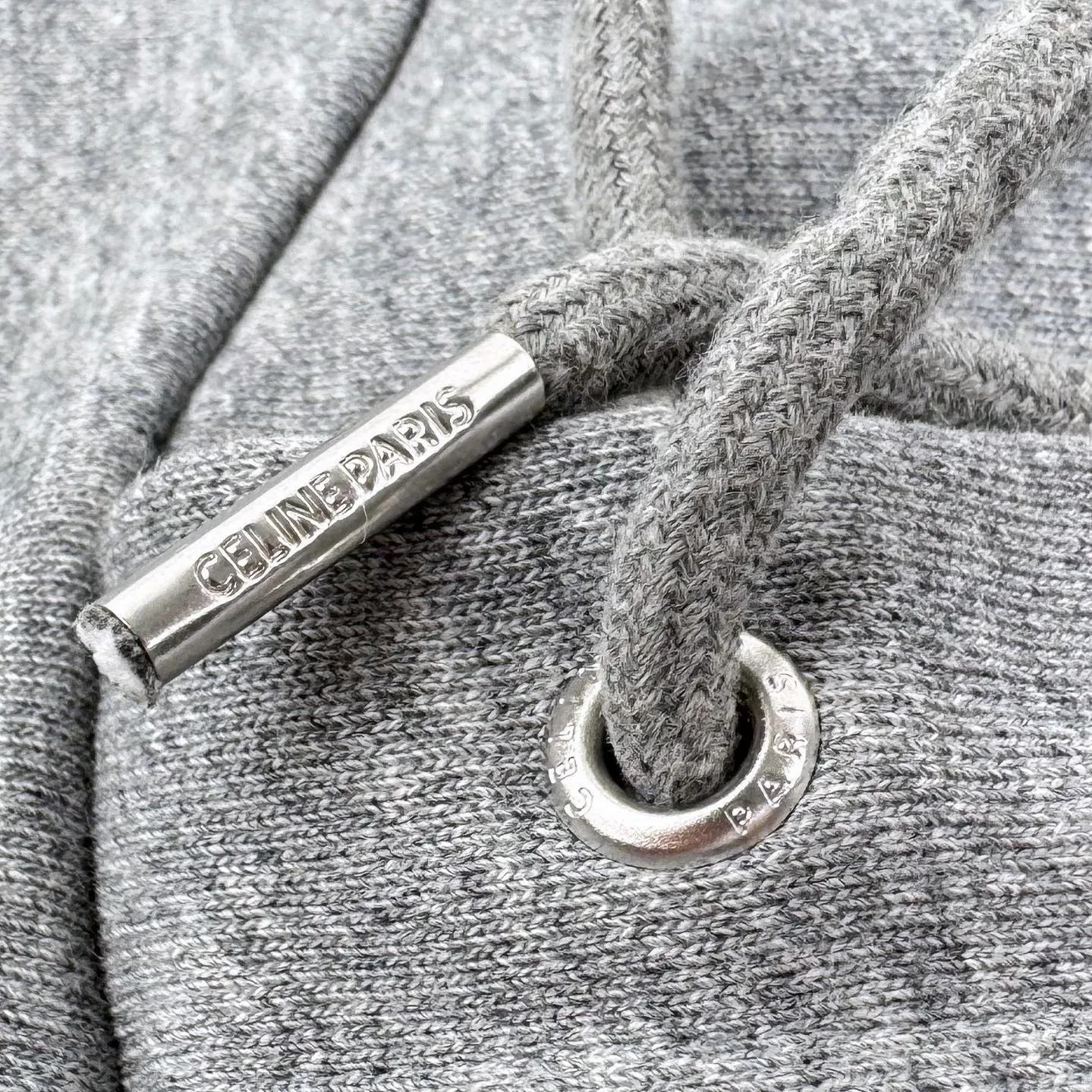 🅿️420 [Exclusive supply] Celine flocked letter hooded sweatshirt. The original version was purchased for 93,00 and developed. The fabric is made of custom-dyed heather gray moire cotton sweatshirt material. It has a fine texture and is comfortable and close to the skin. It is based on heather gray. It is low-key and rich in content. CELINE PARIS uses flocking technology to emerge three-dimensionally. The flocking is as delicate as velvet. It uses the dropped shoulder micro-profile as the skeleton and is precisely stuck at the golden point of laziness and procrastination. Every step brings dynamic beauty, turning tailoring into space art. Defining elegance with design, using electrostatic flocking technology. An innovative process that utilizes charge characteristics for surface decoration. The villi are negatively charged, and the villi are attracted by the plant body due to the different potentials. They accelerate vertically and fly to the surface of the object. They are washed first, then flocked, and then washed again. Through the combination of multiple washing and flocking processes, the textiles can obtain a delicate touch and unique appearance while ensuring firm flocking. It does not shed lint when washed, and the fabrics have been washed, giving it a better hand feel and texture. It is not easy to deform, shrink or fade, and maintains long-term beauty. Size:S-M-L-XL