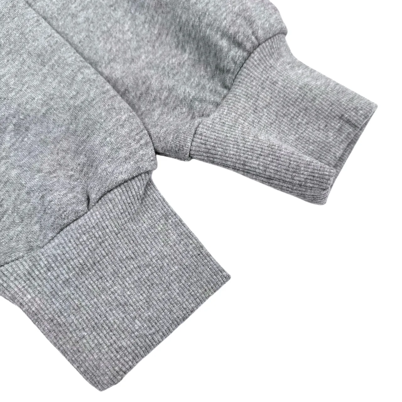 🅿️420 [Exclusive supply] Celine flocked letter hooded sweatshirt. The original version was purchased for 93,00 and developed. The fabric is made of custom-dyed heather gray moire cotton sweatshirt material. It has a fine texture and is comfortable and close to the skin. It is based on heather gray. It is low-key and rich in content. CELINE PARIS uses flocking technology to emerge three-dimensionally. The flocking is as delicate as velvet. It uses the dropped shoulder micro-profile as the skeleton and is precisely stuck at the golden point of laziness and procrastination. Every step brings dynamic beauty, turning tailoring into space art. Defining elegance with design, using electrostatic flocking technology. An innovative process that utilizes charge characteristics for surface decoration. The villi are negatively charged, and the villi are attracted by the plant body due to the different potentials. They accelerate vertically and fly to the surface of the object. They are washed first, then flocked, and then washed again. Through the combination of multiple washing and flocking processes, the textiles can obtain a delicate touch and unique appearance while ensuring firm flocking. It does not shed lint when washed, and the fabrics have been washed, giving it a better hand feel and texture. It is not easy to deform, shrink or fade, and maintains long-term beauty. Size:S-M-L-XL