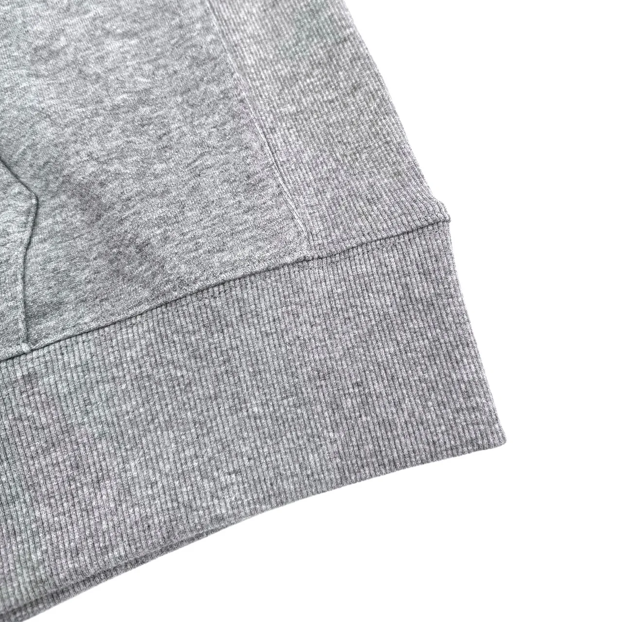 🅿️420 [Exclusive supply] Celine flocked letter hooded sweatshirt. The original version was purchased for 93,00 and developed. The fabric is made of custom-dyed heather gray moire cotton sweatshirt material. It has a fine texture and is comfortable and close to the skin. It is based on heather gray. It is low-key and rich in content. CELINE PARIS uses flocking technology to emerge three-dimensionally. The flocking is as delicate as velvet. It uses the dropped shoulder micro-profile as the skeleton and is precisely stuck at the golden point of laziness and procrastination. Every step brings dynamic beauty, turning tailoring into space art. Defining elegance with design, using electrostatic flocking technology. An innovative process that utilizes charge characteristics for surface decoration. The villi are negatively charged, and the villi are attracted by the plant body due to the different potentials. They accelerate vertically and fly to the surface of the object. They are washed first, then flocked, and then washed again. Through the combination of multiple washing and flocking processes, the textiles can obtain a delicate touch and unique appearance while ensuring firm flocking. It does not shed lint when washed, and the fabrics have been washed, giving it a better hand feel and texture. It is not easy to deform, shrink or fade, and maintains long-term beauty. Size:S-M-L-XL