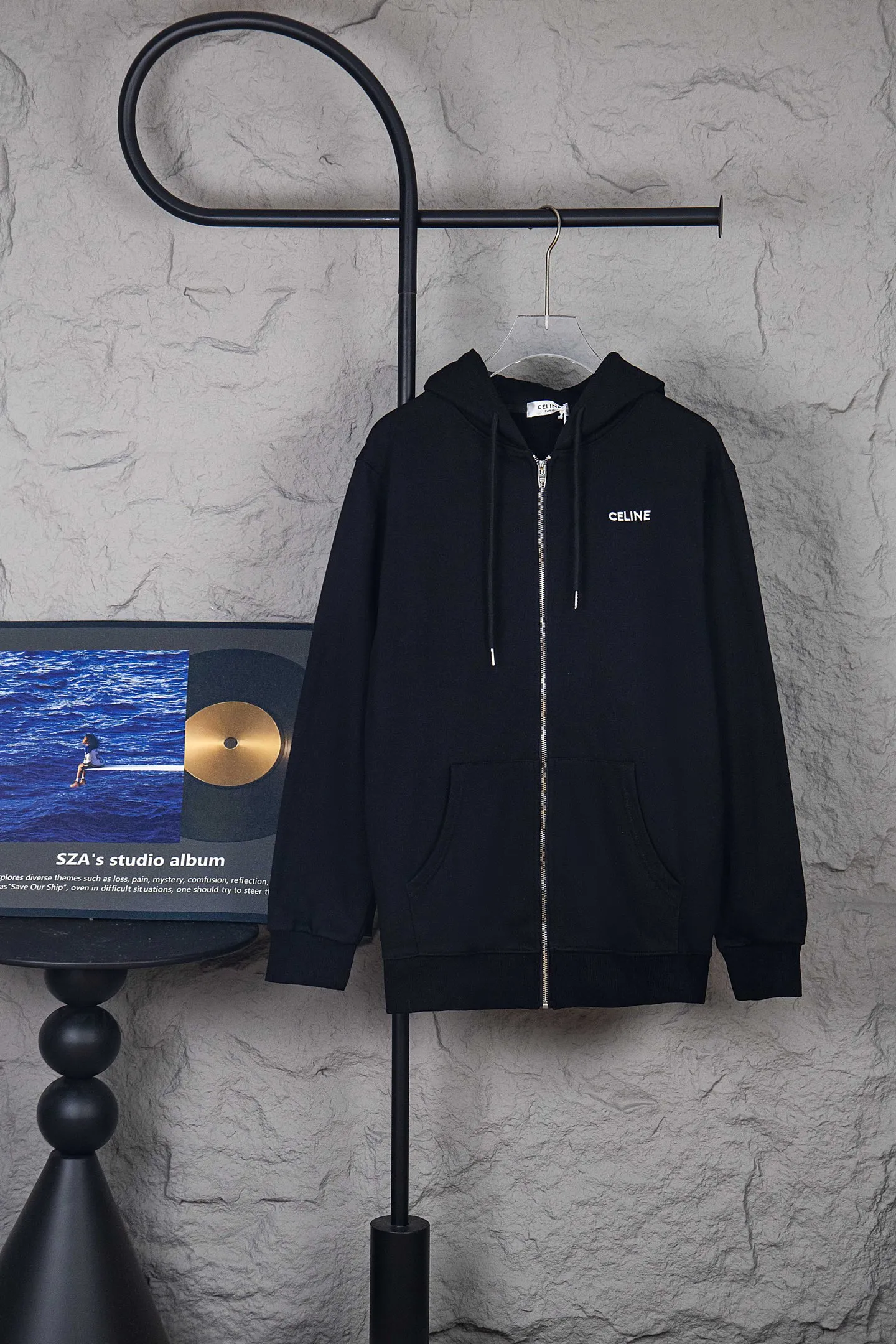 🅿️260 model number: M260 CELINE/Celine basic letter zipper hooded sweatshirt. Different from the Balenciaga style, CE brand fabrics do not pursue weight and thickness. This is a jacket for the spring and summer of 23, so the weight of the fabric will be relatively low, and the upper body will not feel very hot. It is more suitable for the current season. The classic CE printed logo on the chest, the overall fashion is loose, clean and fashionable, and the zipper hanging bell has the same letter LOGO laser as always. Size: S-xl
