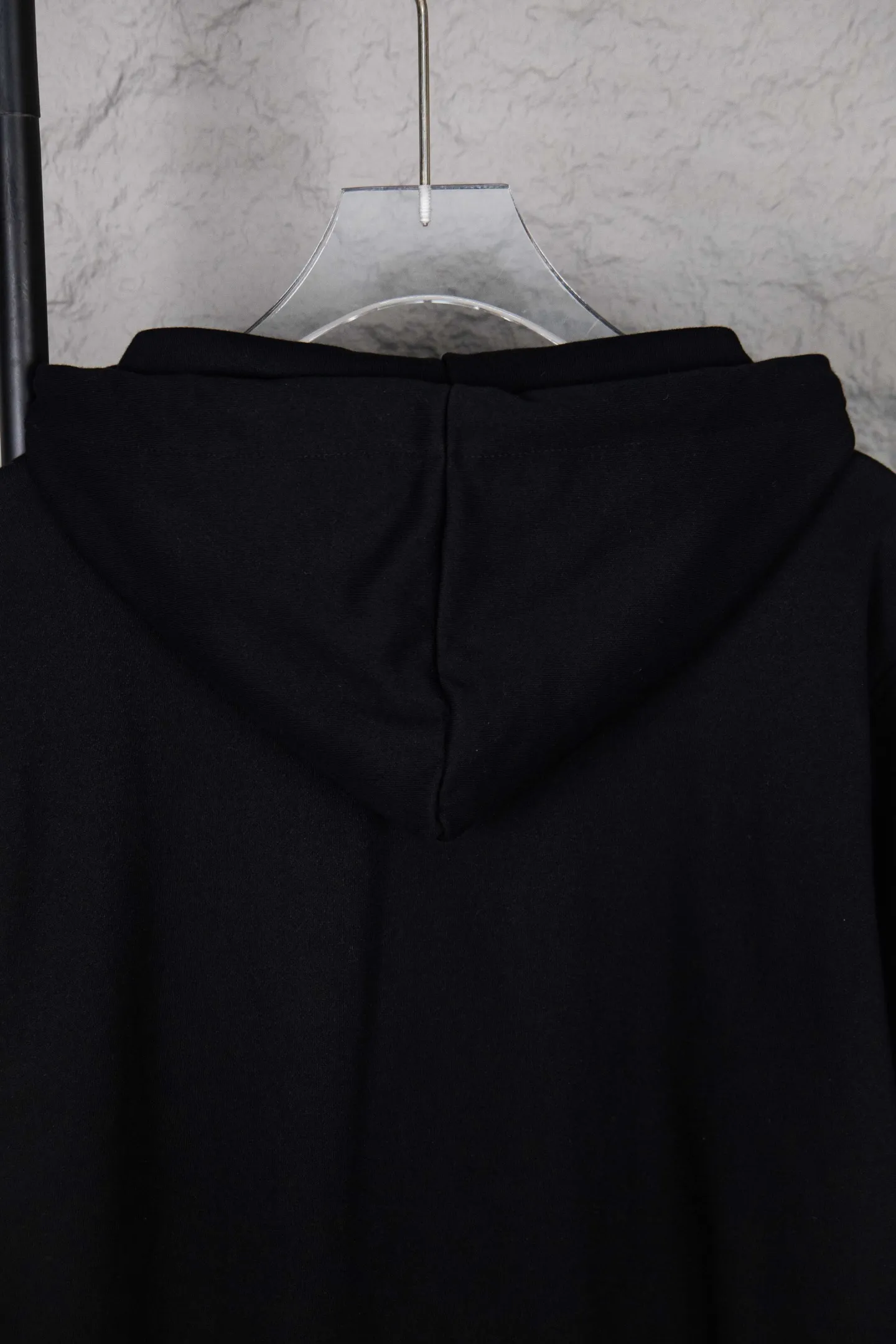 🅿️260 model number: M260 CELINE/Celine basic letter zipper hooded sweatshirt. Different from the Balenciaga style, CE brand fabrics do not pursue weight and thickness. This is a jacket for the spring and summer of 23, so the weight of the fabric will be relatively low, and the upper body will not feel very hot. It is more suitable for the current season. The classic CE printed logo on the chest, the overall fashion is loose, clean and fashionable, and the zipper hanging bell has the same letter LOGO laser as always. Size: S-xl