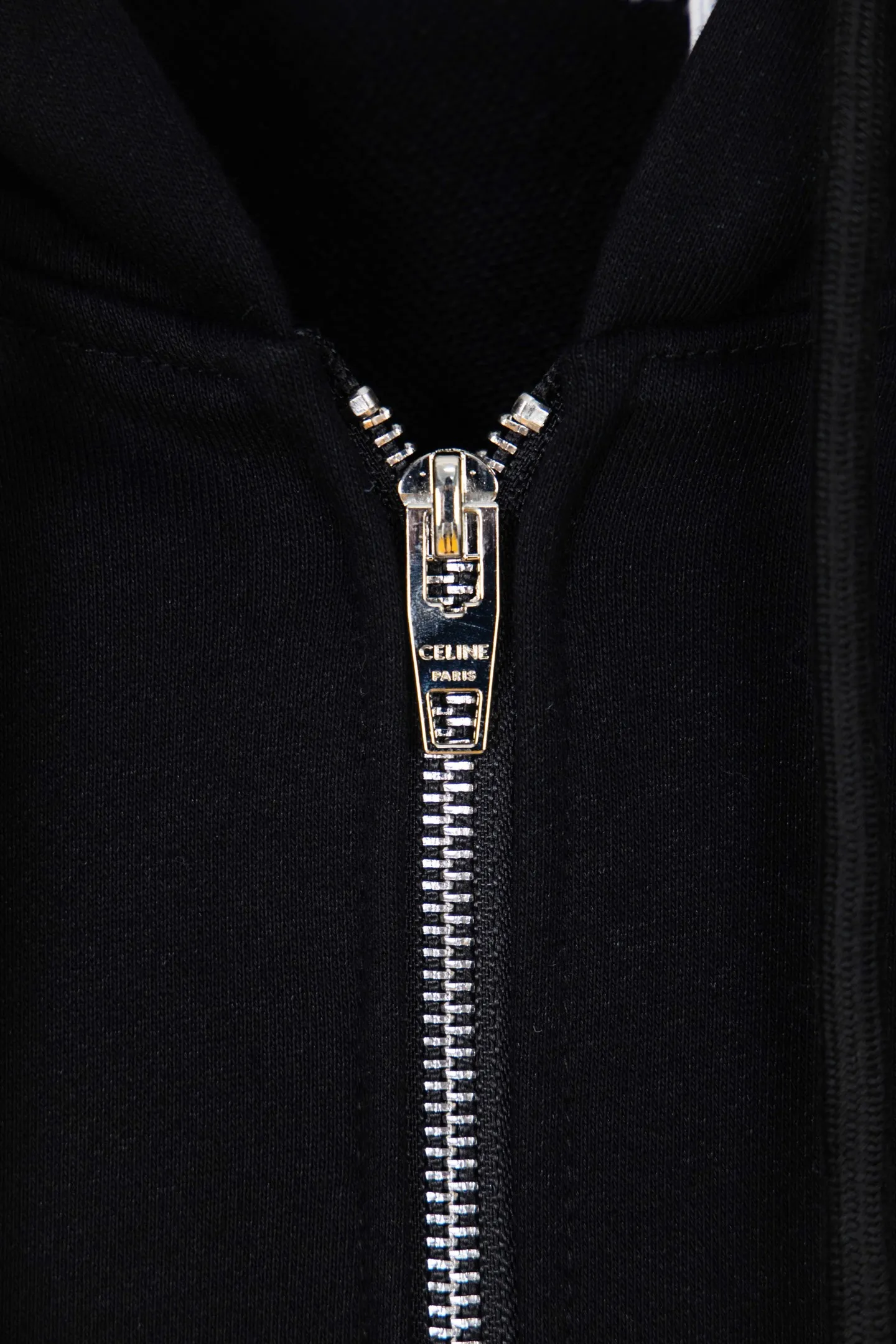 🅿️260 model number: M260 CELINE/Celine basic letter zipper hooded sweatshirt. Different from the Balenciaga style, CE brand fabrics do not pursue weight and thickness. This is a jacket for the spring and summer of 23, so the weight of the fabric will be relatively low, and the upper body will not feel very hot. It is more suitable for the current season. The classic CE printed logo on the chest, the overall fashion is loose, clean and fashionable, and the zipper hanging bell has the same letter LOGO laser as always. Size: S-xl