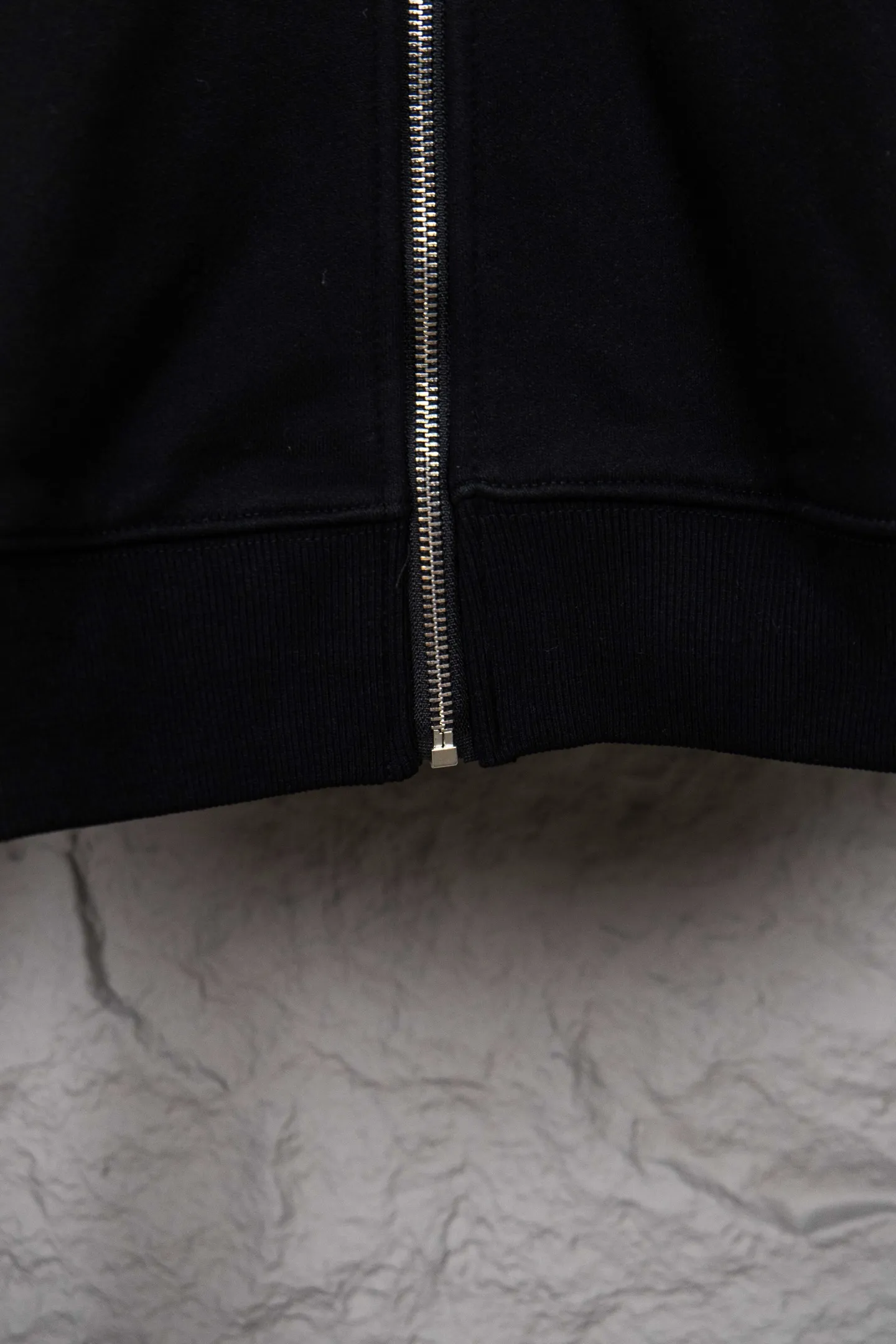 🅿️260 model number: M260 CELINE/Celine basic letter zipper hooded sweatshirt. Different from the Balenciaga style, CE brand fabrics do not pursue weight and thickness. This is a jacket for the spring and summer of 23, so the weight of the fabric will be relatively low, and the upper body will not feel very hot. It is more suitable for the current season. The classic CE printed logo on the chest, the overall fashion is loose, clean and fashionable, and the zipper hanging bell has the same letter LOGO laser as always. Size: S-xl