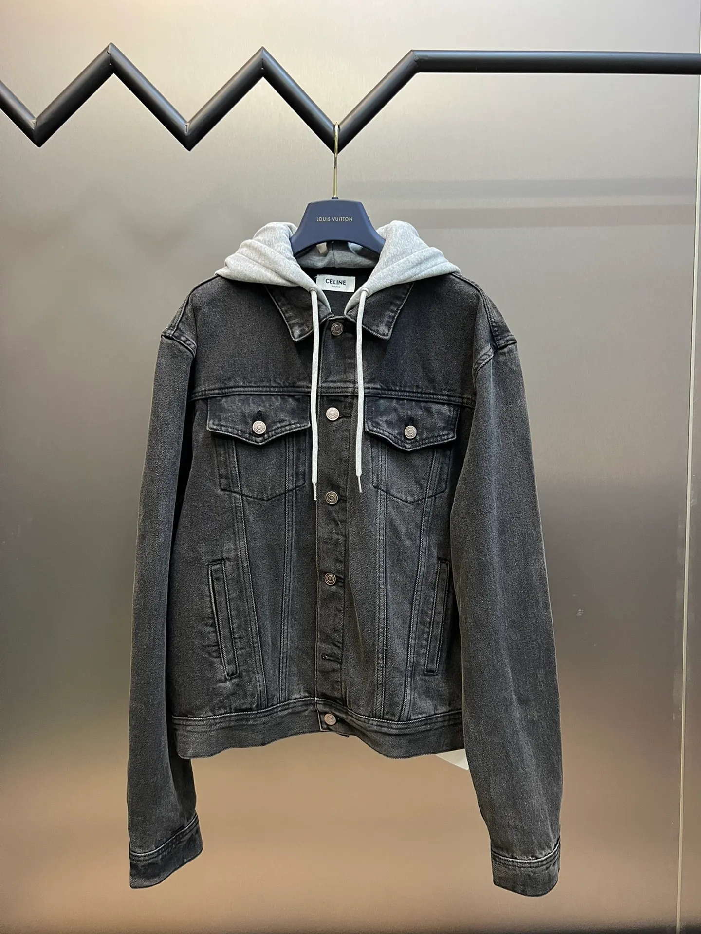 🅿️560 Celine letter print hooded denim jacket is made of 100% pure cotton fabric. Cotton fiber has good hygroscopicity. Under normal circumstances, the fiber can absorb moisture from the surrounding atmosphere, and its moisture content is 8-10%. Breaking the traditional classic style design, it is presented in a new way of splicing. It uses the most classic and fashionable washed denim color splicing sweater hood and integrates the good silhouette tailoring skills to make everything more attractive!  size：s m l