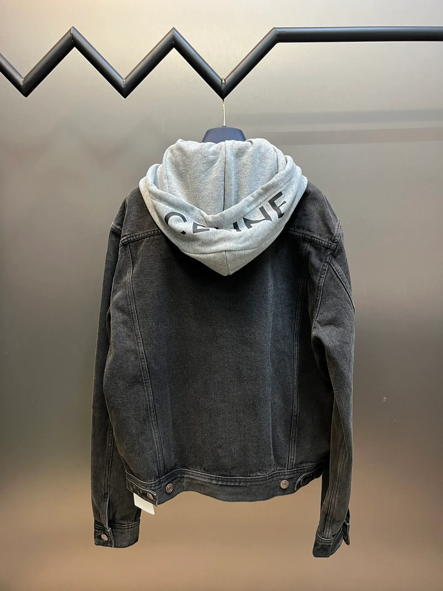 🅿️560 Celine letter print hooded denim jacket is made of 100% pure cotton fabric. Cotton fiber has good hygroscopicity. Under normal circumstances, the fiber can absorb moisture from the surrounding atmosphere, and its moisture content is 8-10%. Breaking the traditional classic style design, it is presented in a new way of splicing. It uses the most classic and fashionable washed denim color splicing sweater hood and integrates the good silhouette tailoring skills to make everything more attractive!  size：s m l
