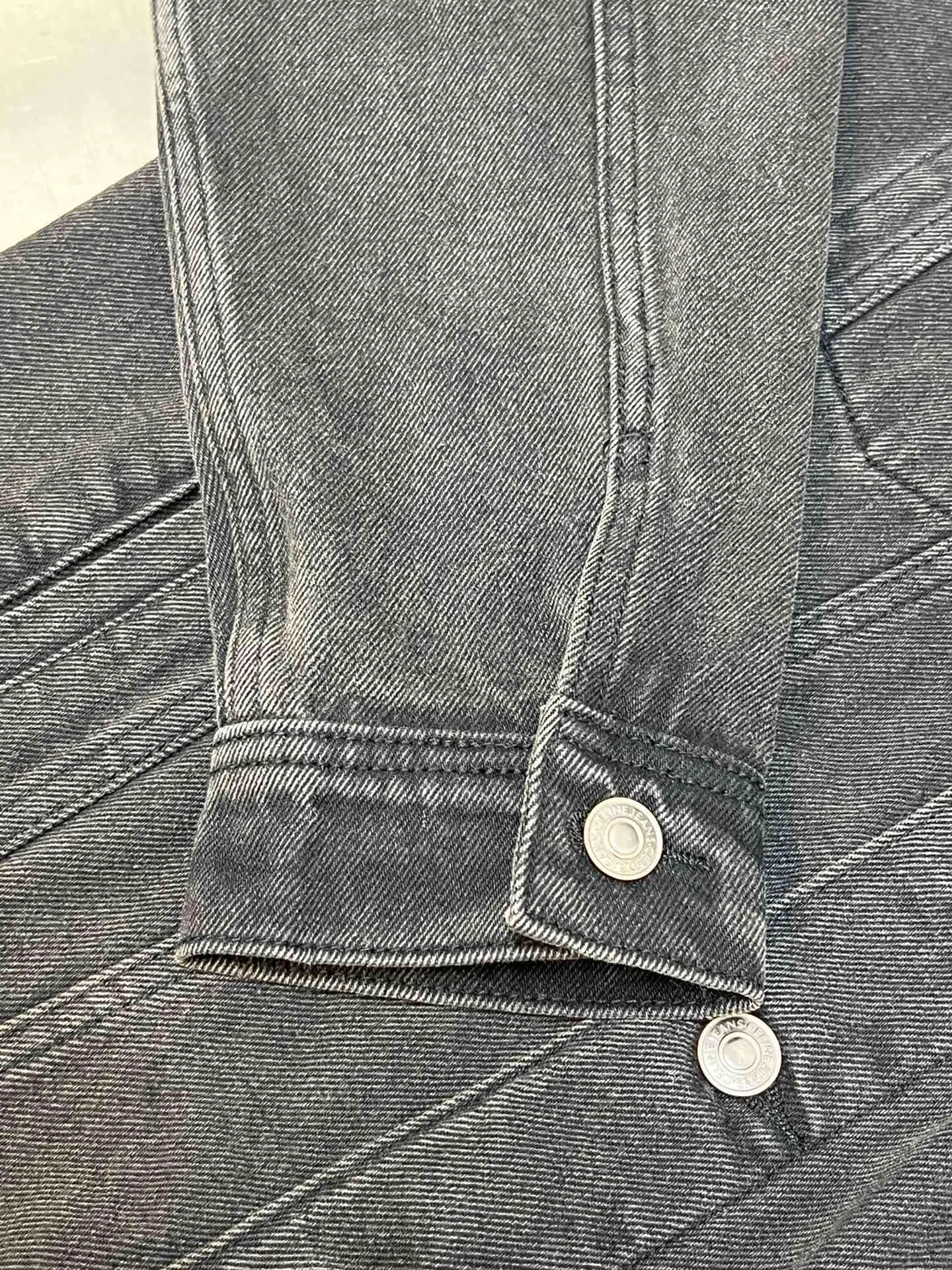 🅿️560 Celine letter print hooded denim jacket is made of 100% pure cotton fabric. Cotton fiber has good hygroscopicity. Under normal circumstances, the fiber can absorb moisture from the surrounding atmosphere, and its moisture content is 8-10%. Breaking the traditional classic style design, it is presented in a new way of splicing. It uses the most classic and fashionable washed denim color splicing sweater hood and integrates the good silhouette tailoring skills to make everything more attractive!  size：s m l