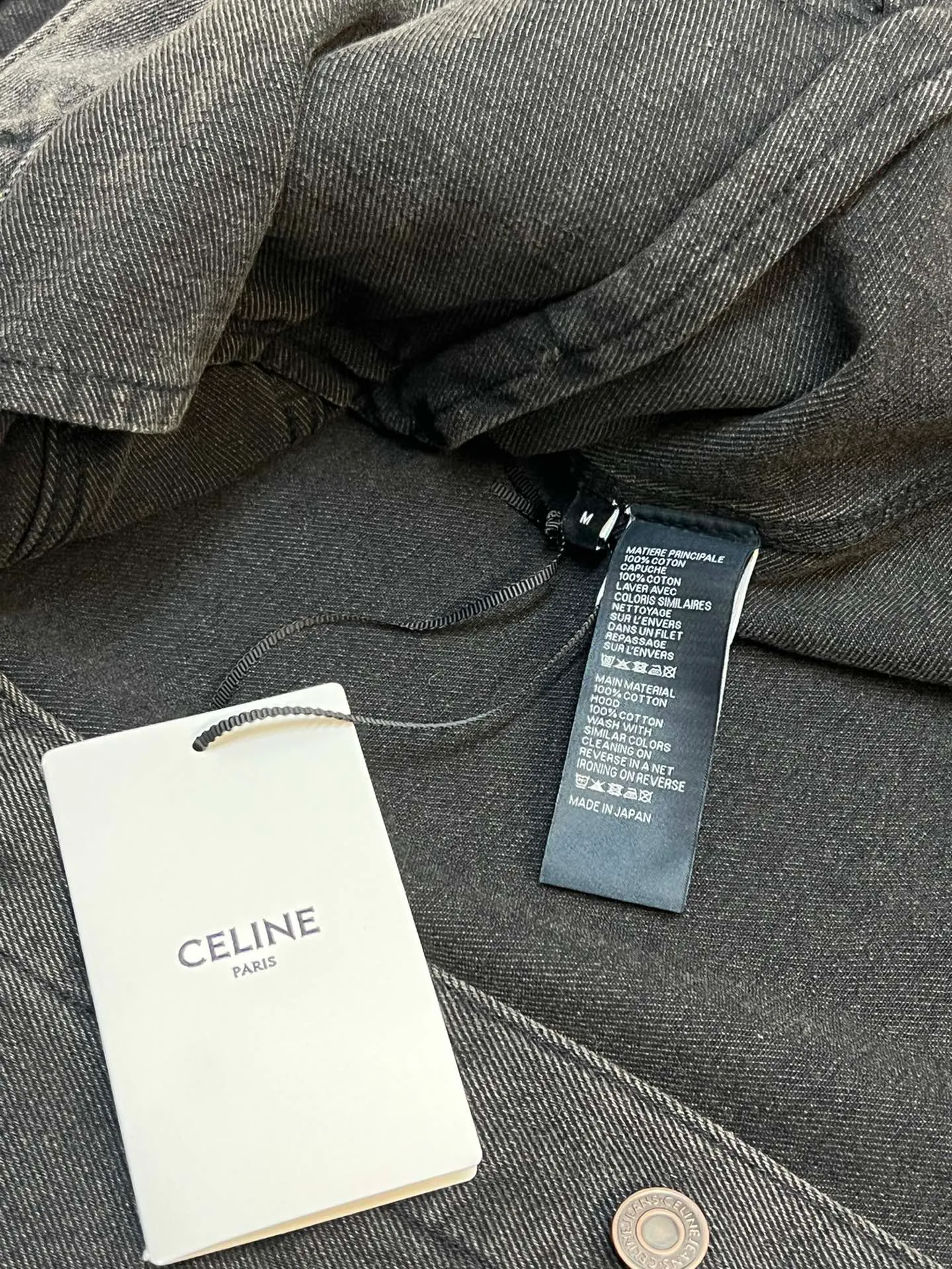 🅿️560 Celine letter print hooded denim jacket is made of 100% pure cotton fabric. Cotton fiber has good hygroscopicity. Under normal circumstances, the fiber can absorb moisture from the surrounding atmosphere, and its moisture content is 8-10%. Breaking the traditional classic style design, it is presented in a new way of splicing. It uses the most classic and fashionable washed denim color splicing sweater hood and integrates the good silhouette tailoring skills to make everything more attractive!  size：s m l