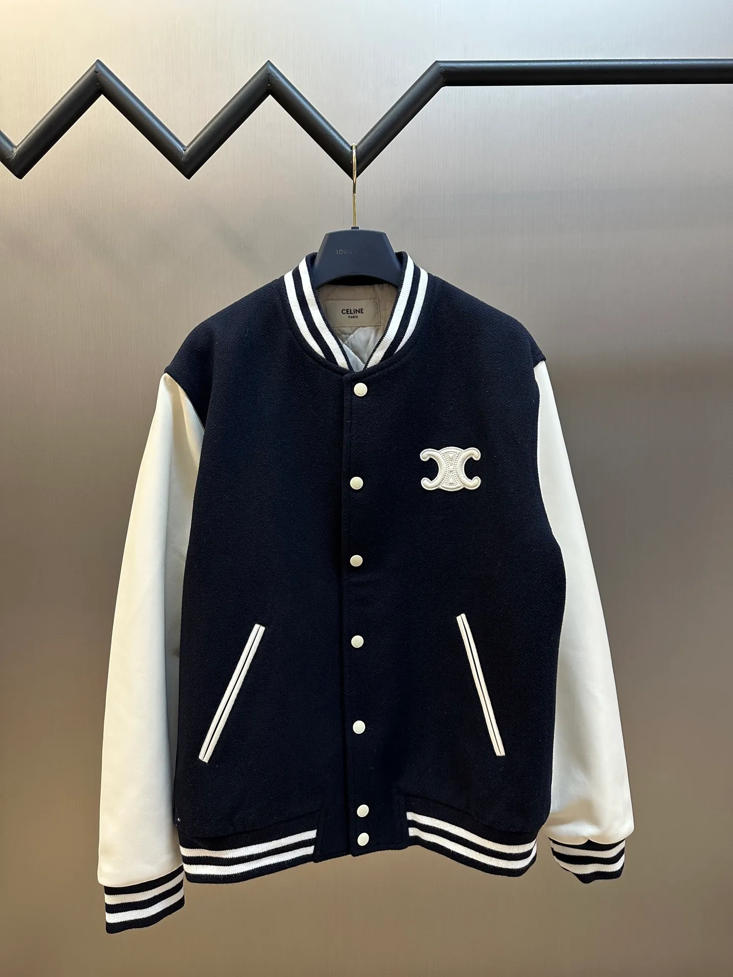 🅿️1800 Celine leather lettered baseball jersey. The fabric is made of 50% wool + 50% acrylic blended yarn, thick wool blended yarn, rapier machine-dyed rice grain jacquard pattern, weight 600g, matching rayon cotton 4*4 diamond checkered lining, using No. 800 washed cotton One-inch 9-needle spacing quilted embroidery, sleeve pocket lip + front and rear chapters are all made of fetal sheepskin, spray-painted according to the original color, the front chapter is laser-burned to create a leather patch, and the inside is filled with sponge embroidery machine embroidery, the back chapter is filled with silicone material inside the leather wool sample, electric hydraulic device Three-dimensional embossing, single letter punched out by letter die, hand-oiled edge sealing, hand-sweeping powder to position letter spacing, pattern machine thick line carving of letters, ribbing made of 30% wool + 70% cotton blended yarn, inter-color jacquard yarn-dyed, matching CE letters with matching round snap buttons.  size:36.38.40.42