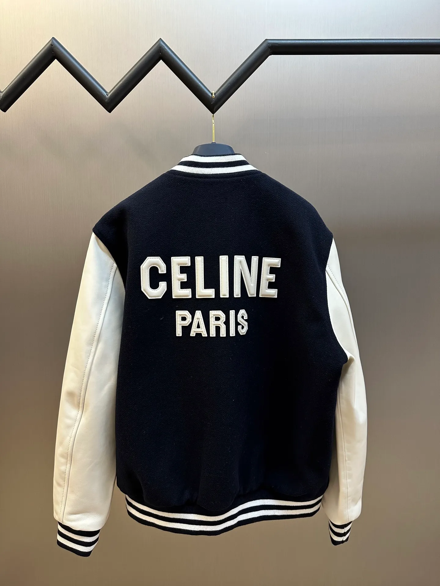 🅿️1800 Celine leather lettered baseball jersey. The fabric is made of 50% wool + 50% acrylic blended yarn, thick wool blended yarn, rapier machine-dyed rice grain jacquard pattern, weight 600g, matching rayon cotton 4*4 diamond checkered lining, using No. 800 washed cotton One-inch 9-needle spacing quilted embroidery, sleeve pocket lip + front and rear chapters are all made of fetal sheepskin, spray-painted according to the original color, the front chapter is laser-burned to create a leather patch, and the inside is filled with sponge embroidery machine embroidery, the back chapter is filled with silicone material inside the leather wool sample, electric hydraulic device Three-dimensional embossing, single letter punched out by letter die, hand-oiled edge sealing, hand-sweeping powder to position letter spacing, pattern machine thick line carving of letters, ribbing made of 30% wool + 70% cotton blended yarn, inter-color jacquard yarn-dyed, matching CE letters with matching round snap buttons.  size:36.38.40.42