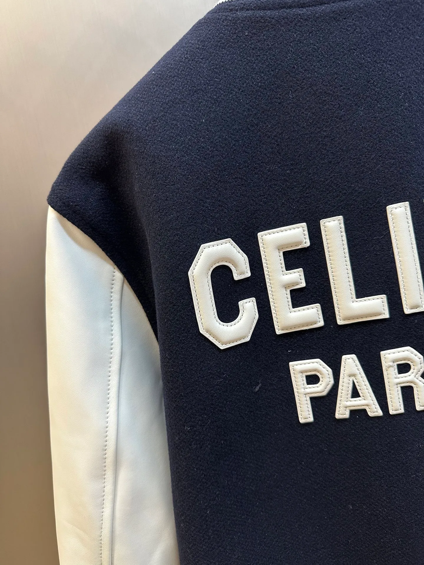 🅿️1800 Celine leather lettered baseball jersey. The fabric is made of 50% wool + 50% acrylic blended yarn, thick wool blended yarn, rapier machine-dyed rice grain jacquard pattern, weight 600g, matching rayon cotton 4*4 diamond checkered lining, using No. 800 washed cotton One-inch 9-needle spacing quilted embroidery, sleeve pocket lip + front and rear chapters are all made of fetal sheepskin, spray-painted according to the original color, the front chapter is laser-burned to create a leather patch, and the inside is filled with sponge embroidery machine embroidery, the back chapter is filled with silicone material inside the leather wool sample, electric hydraulic device Three-dimensional embossing, single letter punched out by letter die, hand-oiled edge sealing, hand-sweeping powder to position letter spacing, pattern machine thick line carving of letters, ribbing made of 30% wool + 70% cotton blended yarn, inter-color jacquard yarn-dyed, matching CE letters with matching round snap buttons.  size:36.38.40.42