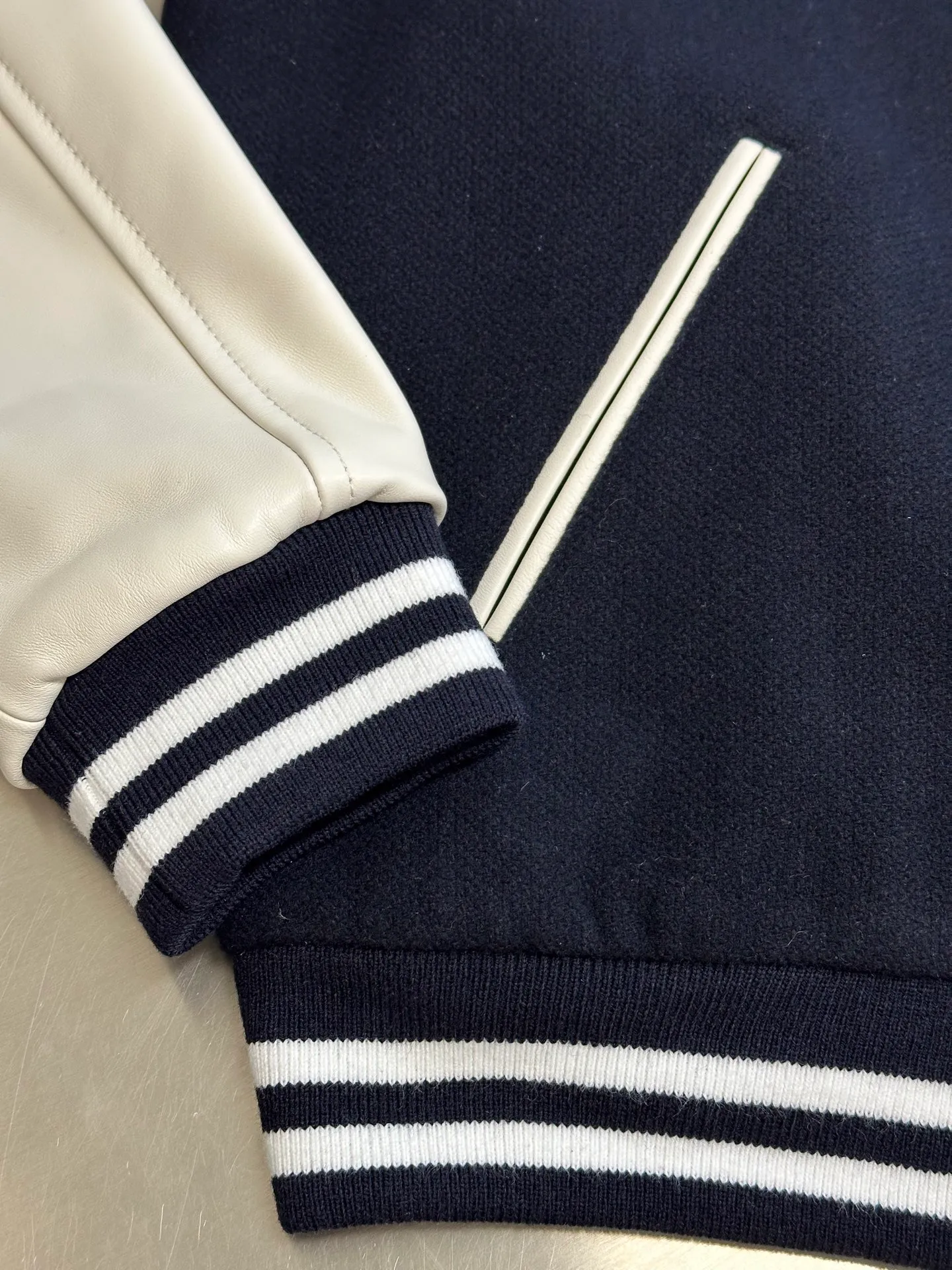 🅿️1800 Celine leather lettered baseball jersey. The fabric is made of 50% wool + 50% acrylic blended yarn, thick wool blended yarn, rapier machine-dyed rice grain jacquard pattern, weight 600g, matching rayon cotton 4*4 diamond checkered lining, using No. 800 washed cotton One-inch 9-needle spacing quilted embroidery, sleeve pocket lip + front and rear chapters are all made of fetal sheepskin, spray-painted according to the original color, the front chapter is laser-burned to create a leather patch, and the inside is filled with sponge embroidery machine embroidery, the back chapter is filled with silicone material inside the leather wool sample, electric hydraulic device Three-dimensional embossing, single letter punched out by letter die, hand-oiled edge sealing, hand-sweeping powder to position letter spacing, pattern machine thick line carving of letters, ribbing made of 30% wool + 70% cotton blended yarn, inter-color jacquard yarn-dyed, matching CE letters with matching round snap buttons.  size:36.38.40.42
