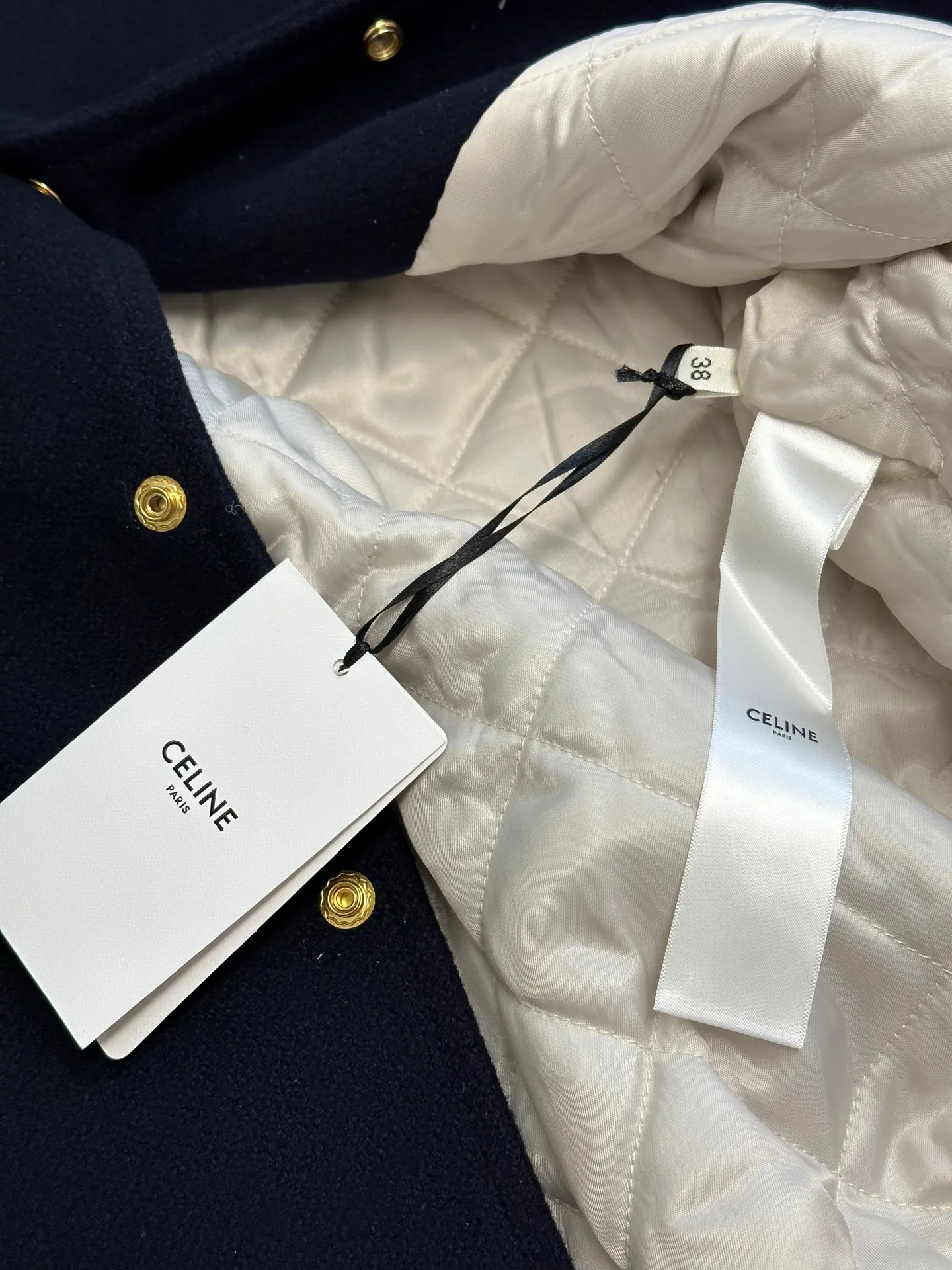 🅿️1800 Celine leather lettered baseball jersey. The fabric is made of 50% wool + 50% acrylic blended yarn, thick wool blended yarn, rapier machine-dyed rice grain jacquard pattern, weight 600g, matching rayon cotton 4*4 diamond checkered lining, using No. 800 washed cotton One-inch 9-needle spacing quilted embroidery, sleeve pocket lip + front and rear chapters are all made of fetal sheepskin, spray-painted according to the original color, the front chapter is laser-burned to create a leather patch, and the inside is filled with sponge embroidery machine embroidery, the back chapter is filled with silicone material inside the leather wool sample, electric hydraulic device Three-dimensional embossing, single letter punched out by letter die, hand-oiled edge sealing, hand-sweeping powder to position letter spacing, pattern machine thick line carving of letters, ribbing made of 30% wool + 70% cotton blended yarn, inter-color jacquard yarn-dyed, matching CE letters with matching round snap buttons.  size:36.38.40.42
