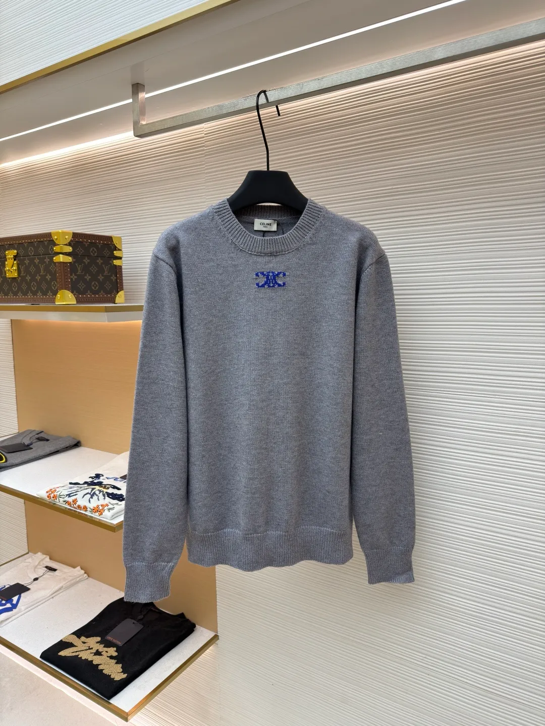 Celine Arc de Triomphe jacquard knitted pullover ●Item number: 1681933-A75 ●Fabric: wool blended fabric ●Technology: jacquard knitting ●Color: gray ●Version: fitted version ●Weight: about 525 grams ●Size: S-M-L-XL ●Description: Made of 30% wool, 70% cotton. Partial intarsia craftsmanship, imported 12-knit fabric. The entire garment takes 120 minutes to complete. Garment washing - removal of wool impurities - color fixation - fixed version. This model is CELINE's 2026 new masterpiece. The chest is embellished with partial intarsia of the Arc de Triomphe, adding a new design style. Wool 30% 70% cotton yarn. Not machine washable - do not rinse. The overall wiring is straight and delicate, the fabric is comfortable and soft, and the color is consistent without color difference. It can be matched with the same style to create a fashionable look and control various occasions. Customized accessories, complete with three standards, same style for men and women!