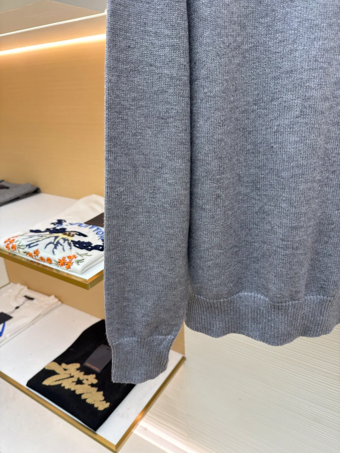 Celine Arc de Triomphe jacquard knitted pullover ●Item number: 1681933-A75 ●Fabric: wool blended fabric ●Technology: jacquard knitting ●Color: gray ●Version: fitted version ●Weight: about 525 grams ●Size: S-M-L-XL ●Description: Made of 30% wool, 70% cotton. Partial intarsia craftsmanship, imported 12-knit fabric. The entire garment takes 120 minutes to complete. Garment washing - removal of wool impurities - color fixation - fixed version. This model is CELINE's 2026 new masterpiece. The chest is embellished with partial intarsia of the Arc de Triomphe, adding a new design style. Wool 30% 70% cotton yarn. Not machine washable - do not rinse. The overall wiring is straight and delicate, the fabric is comfortable and soft, and the color is consistent without color difference. It can be matched with the same style to create a fashionable look and control various occasions. Customized accessories, complete with three standards, same style for men and women!
