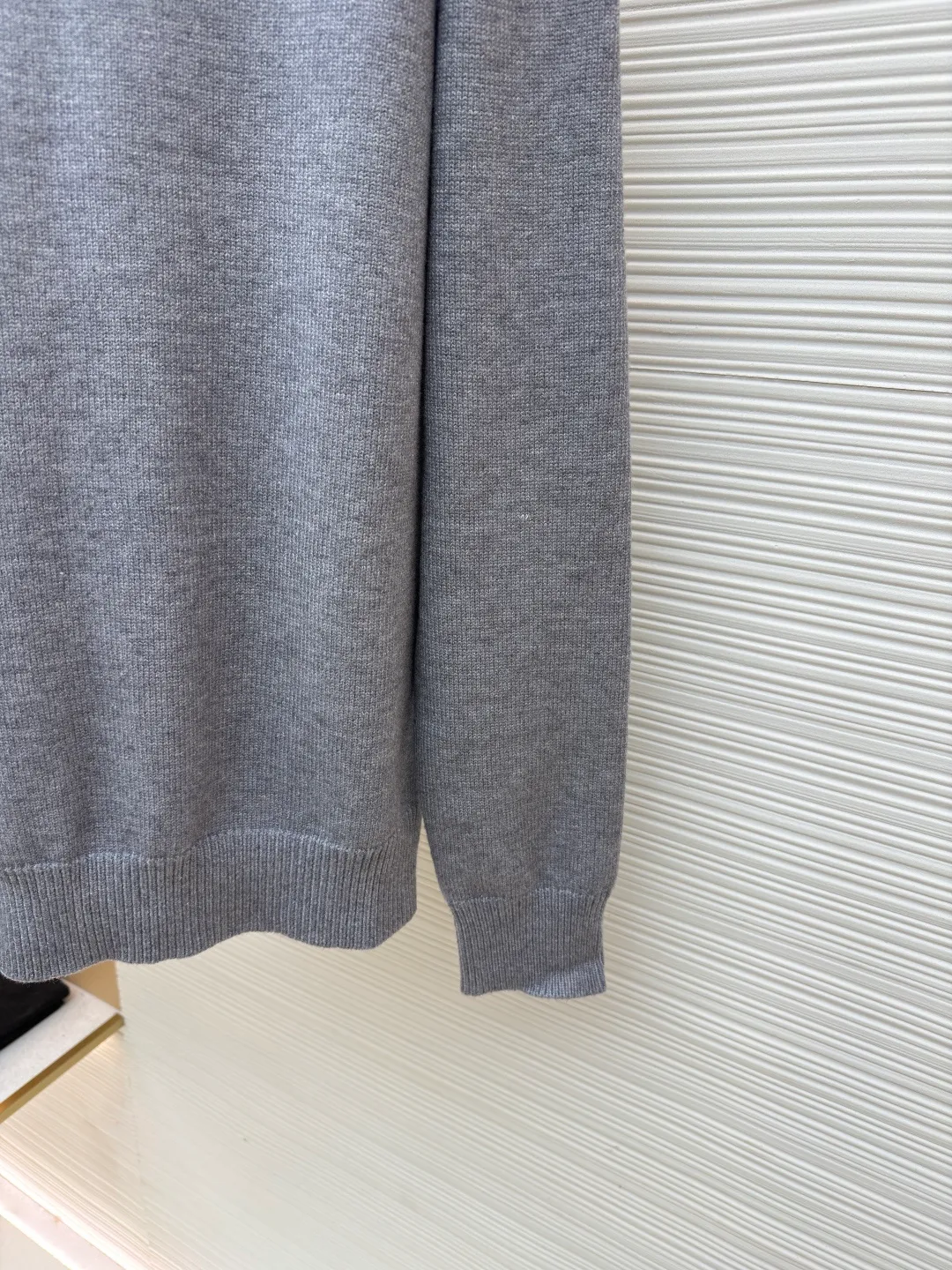 Celine Arc de Triomphe jacquard knitted pullover ●Item number: 1681933-A75 ●Fabric: wool blended fabric ●Technology: jacquard knitting ●Color: gray ●Version: fitted version ●Weight: about 525 grams ●Size: S-M-L-XL ●Description: Made of 30% wool, 70% cotton. Partial intarsia craftsmanship, imported 12-knit fabric. The entire garment takes 120 minutes to complete. Garment washing - removal of wool impurities - color fixation - fixed version. This model is CELINE's 2026 new masterpiece. The chest is embellished with partial intarsia of the Arc de Triomphe, adding a new design style. Wool 30% 70% cotton yarn. Not machine washable - do not rinse. The overall wiring is straight and delicate, the fabric is comfortable and soft, and the color is consistent without color difference. It can be matched with the same style to create a fashionable look and control various occasions. Customized accessories, complete with three standards, same style for men and women!