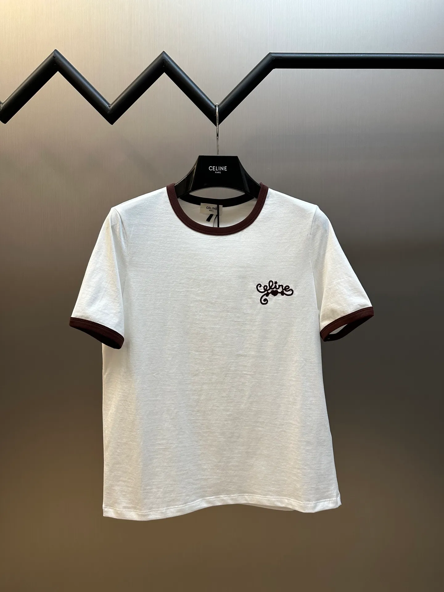 🅿️250 Celine Contrast Embroidered Short Sleeves. Made of imported cotton. The whole body is solid color and the collar and cuffs are designed with contrasting edges. Decorated with iconic letter embroidery on the chest size: s m l