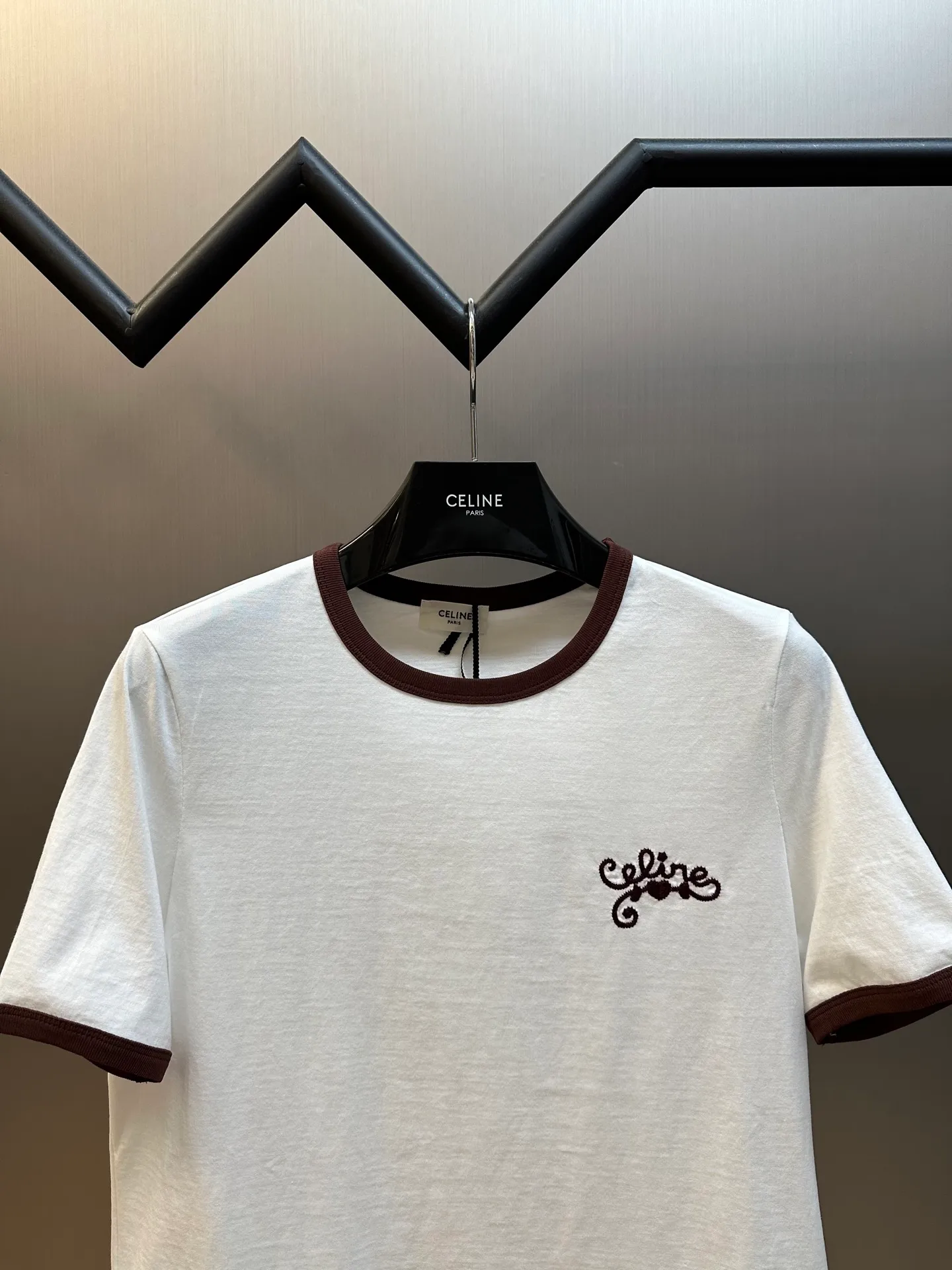 🅿️250 Celine Contrast Embroidered Short Sleeves. Made of imported cotton. The whole body is solid color and the collar and cuffs are designed with contrasting edges. Decorated with iconic letter embroidery on the chest size: s m l
