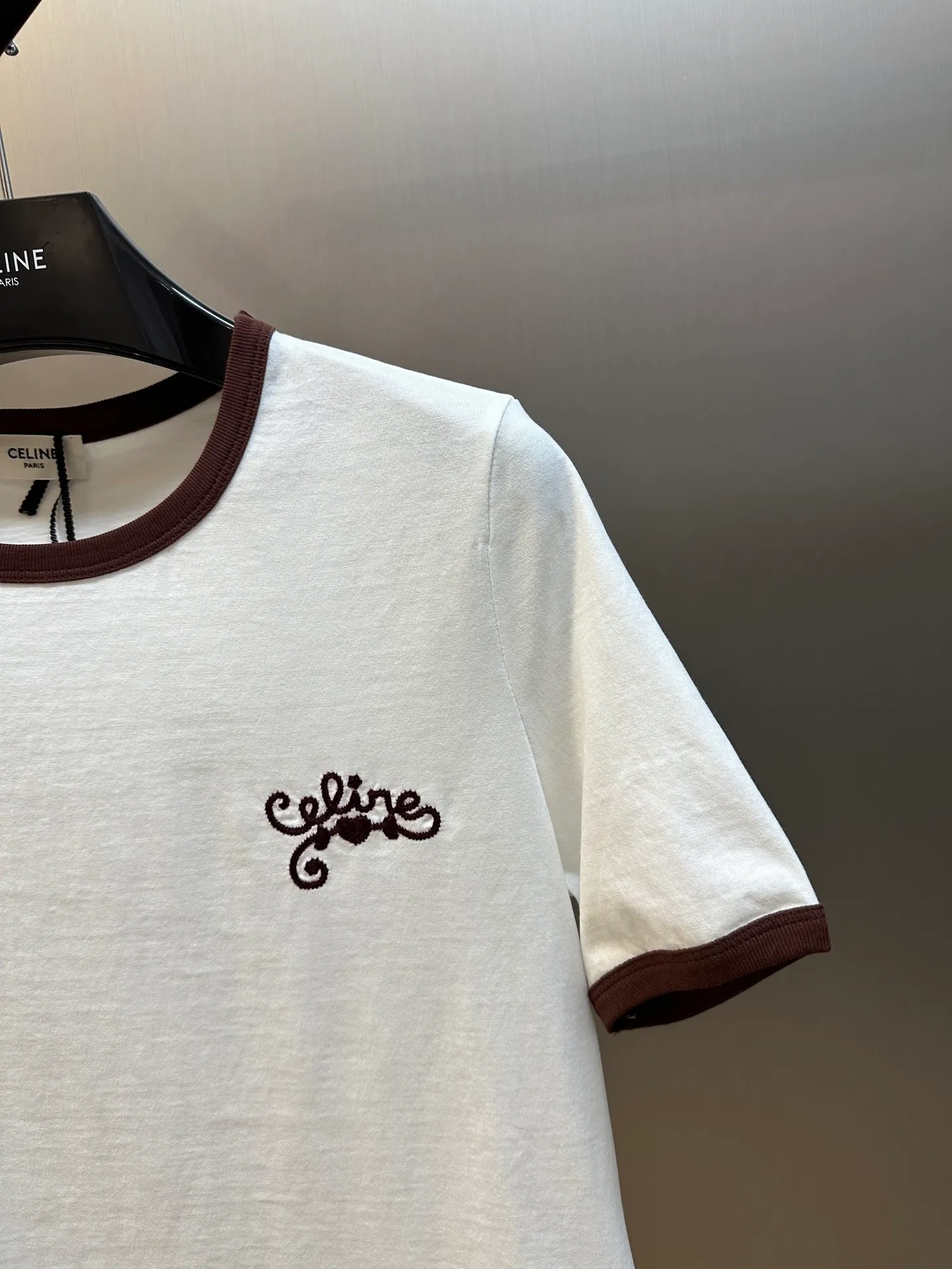 🅿️250 Celine Contrast Embroidered Short Sleeves. Made of imported cotton. The whole body is solid color and the collar and cuffs are designed with contrasting edges. Decorated with iconic letter embroidery on the chest size: s m l