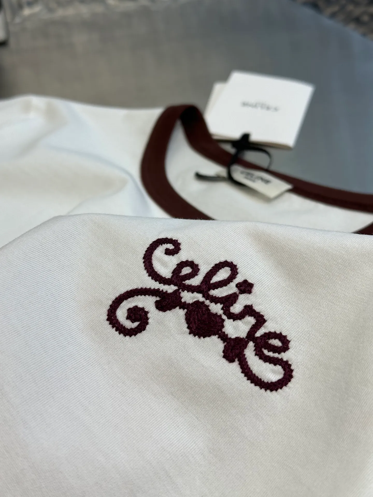 🅿️250 Celine Contrast Embroidered Short Sleeves. Made of imported cotton. The whole body is solid color and the collar and cuffs are designed with contrasting edges. Decorated with iconic letter embroidery on the chest size: s m l