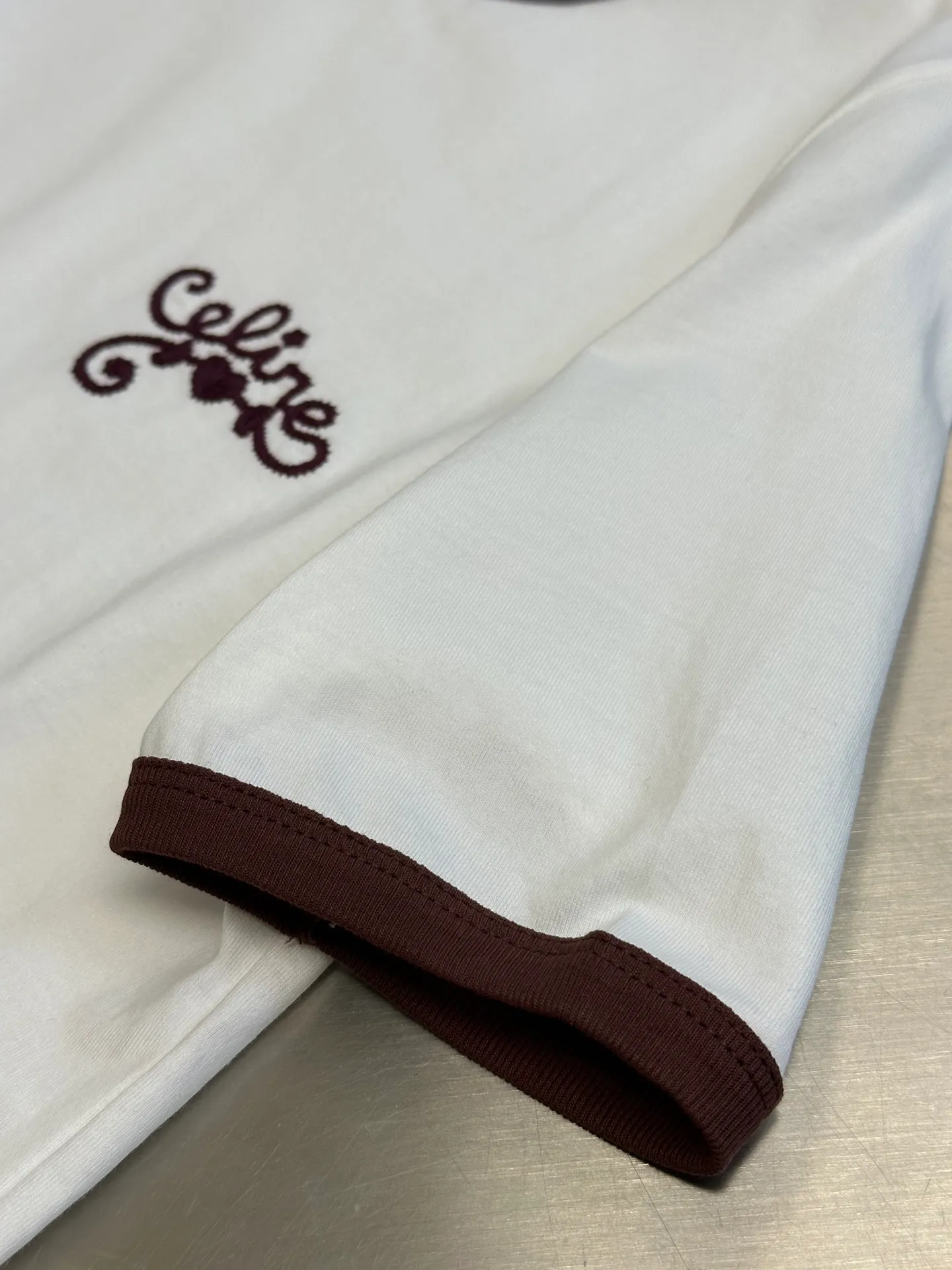🅿️250 Celine Contrast Embroidered Short Sleeves. Made of imported cotton. The whole body is solid color and the collar and cuffs are designed with contrasting edges. Decorated with iconic letter embroidery on the chest size: s m l