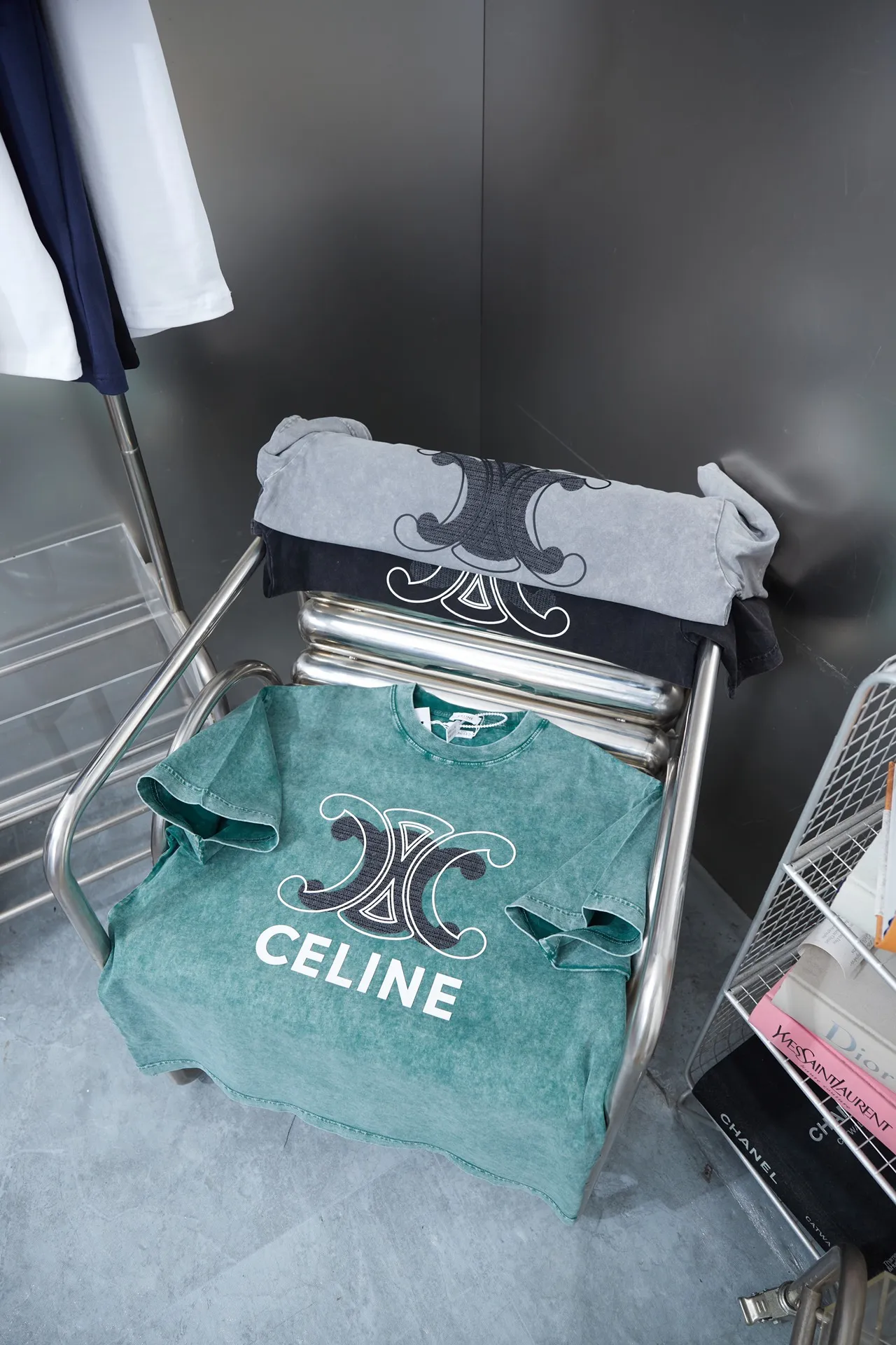 🅿️210 CELIN* 25SS early spring new style, short sleeves with appliqué embroidery and letter printing, light luxury, essential item for daily commuting for men and women, correct version, welcome to compare, detailed features · 280g 100% pure cotton double yarn jersey fabric · Custom dyed in the same cylinder, special thickened 32 count double-strand 1X1 thread · Laser towel patch design ➕ Thick version of waji letter design. Ready-made garments are dyed. Then do the faded fried snowflake process, then wash with water to make it look old. General washing to improve the effect · Double-needle stitching across seams · Original main mark, washed tag, branded moisture-proof paper packaging Color: black/grey/green Size: S/M/L/XL