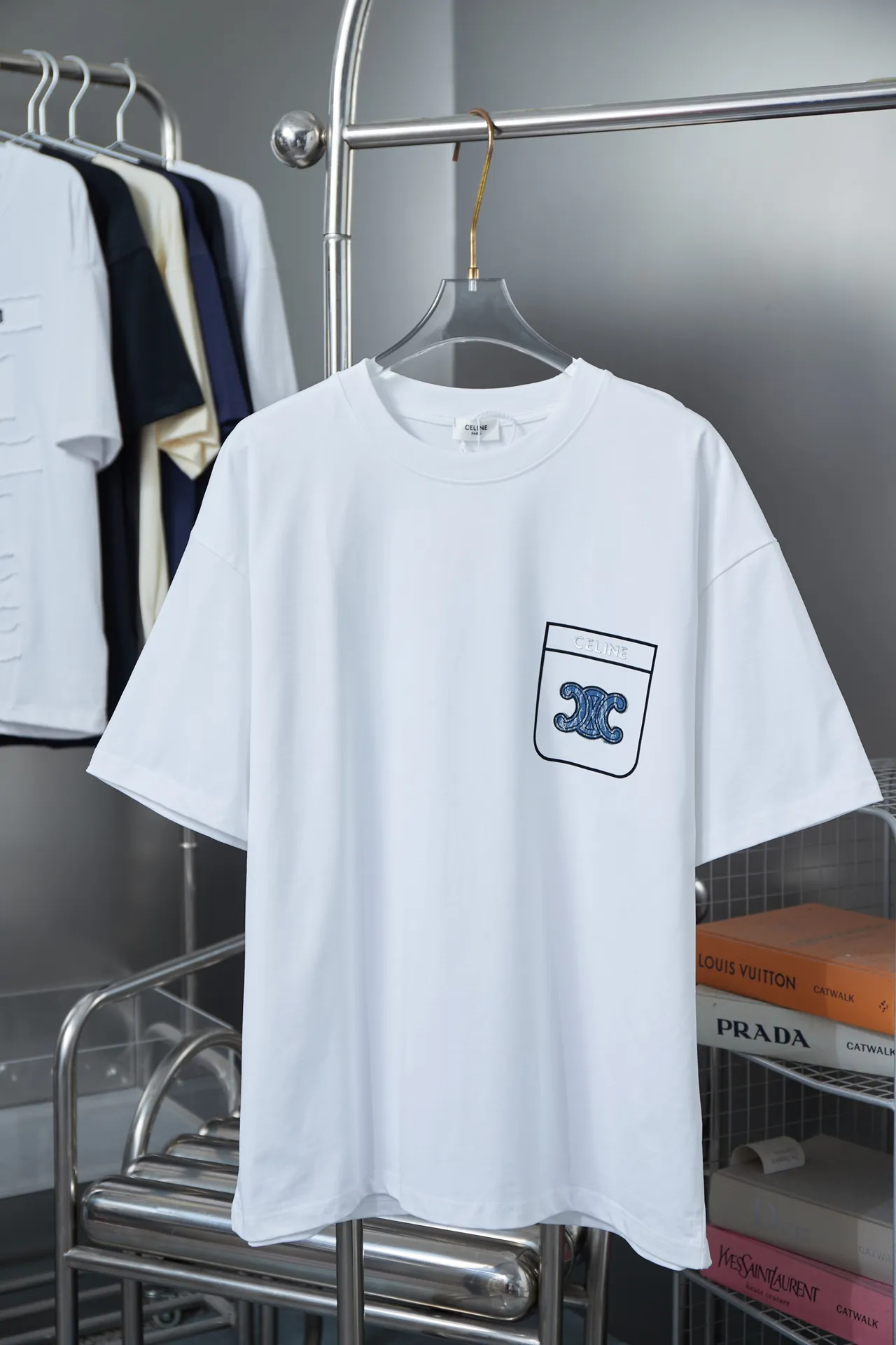 🅿️190 CELIN* 25SS early spring new style Denim letter printed short sleeves Light luxury essential item for daily commuting for men and women Correct version Welcome to compare Detailed features · 320g 100% pure cotton double yarn jersey fabric · Custom dyed in the same cylinder, special thickened 32 count double-strand 1X1 thread · Denim cutting process letter logo printing ➕ thick version small letter logo · Double-needle sewing and cross-seam technology · Original main mark, washed tag, branded moisture-proof paper packaging Color: black/white/pink/blue Size: S/M/L/XL