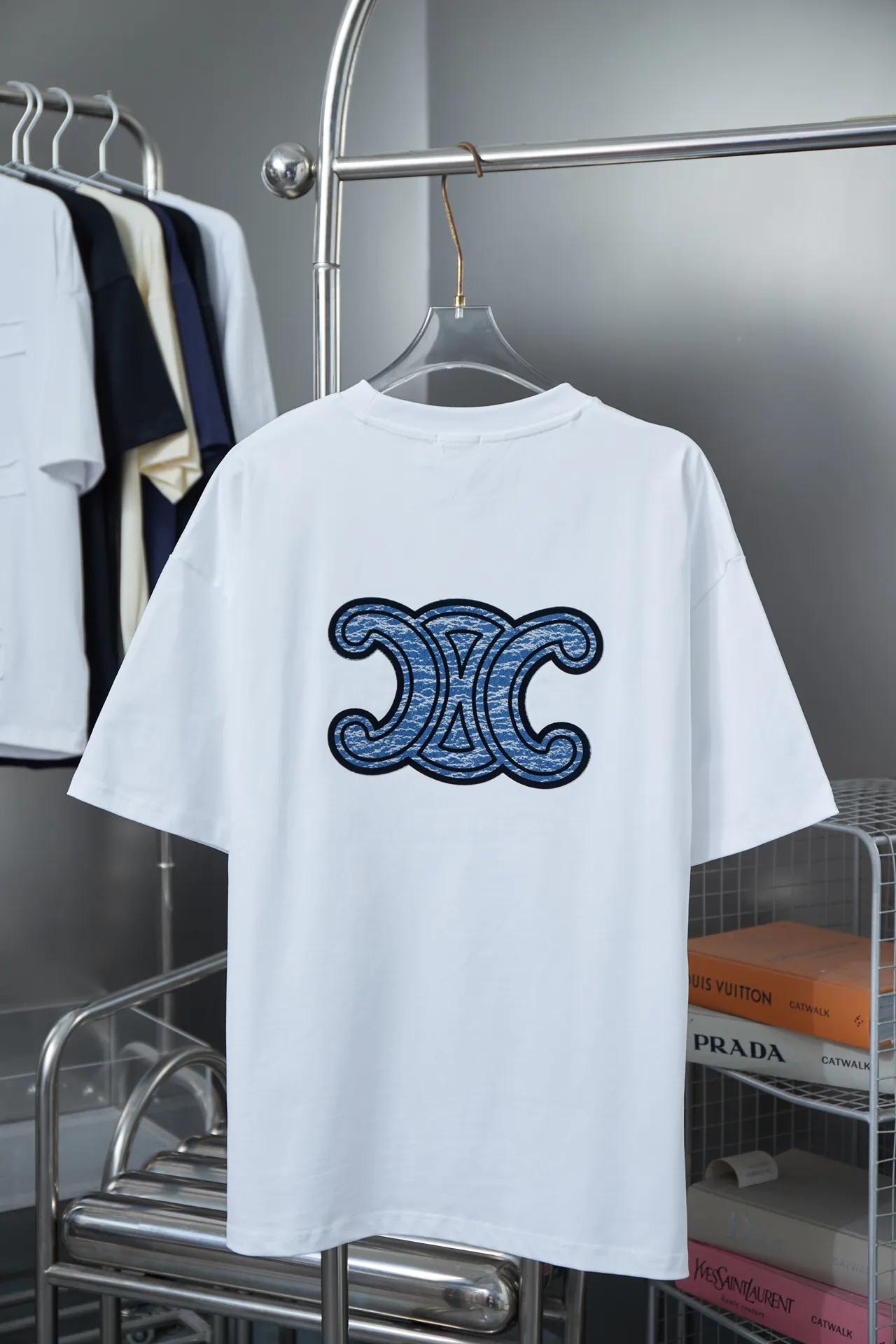 🅿️190 CELIN* 25SS early spring new style Denim letter printed short sleeves Light luxury essential item for daily commuting for men and women Correct version Welcome to compare Detailed features · 320g 100% pure cotton double yarn jersey fabric · Custom dyed in the same cylinder, special thickened 32 count double-strand 1X1 thread · Denim cutting process letter logo printing ➕ thick version small letter logo · Double-needle sewing and cross-seam technology · Original main mark, washed tag, branded moisture-proof paper packaging Color: black/white/pink/blue Size: S/M/L/XL