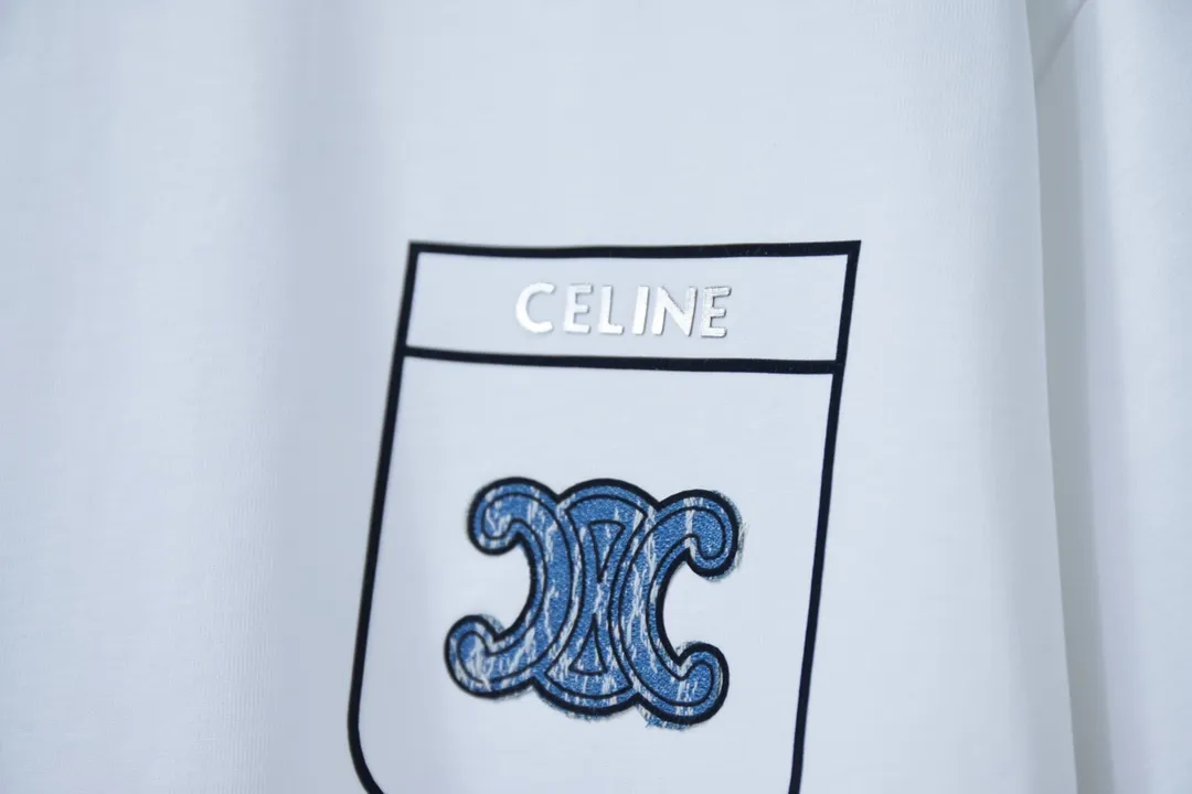🅿️190 CELIN* 25SS early spring new style Denim letter printed short sleeves Light luxury essential item for daily commuting for men and women Correct version Welcome to compare Detailed features · 320g 100% pure cotton double yarn jersey fabric · Custom dyed in the same cylinder, special thickened 32 count double-strand 1X1 thread · Denim cutting process letter logo printing ➕ thick version small letter logo · Double-needle sewing and cross-seam technology · Original main mark, washed tag, branded moisture-proof paper packaging Color: black/white/pink/blue Size: S/M/L/XL